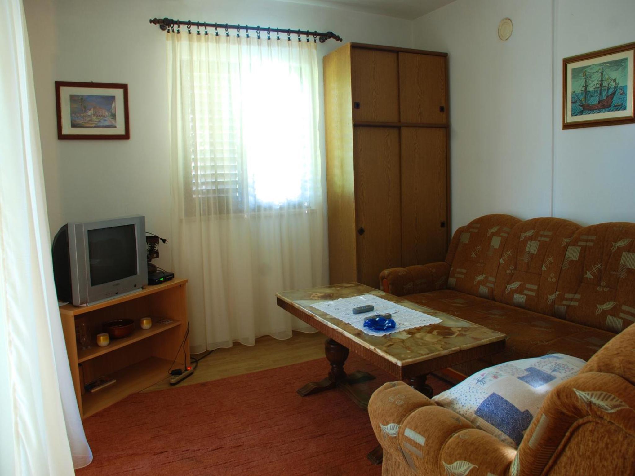Apartment with Balcony - Photo 6