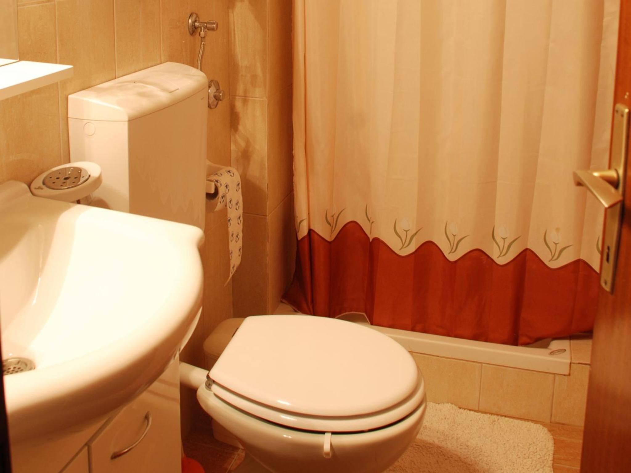 Apartment with Balcony - Photo 4