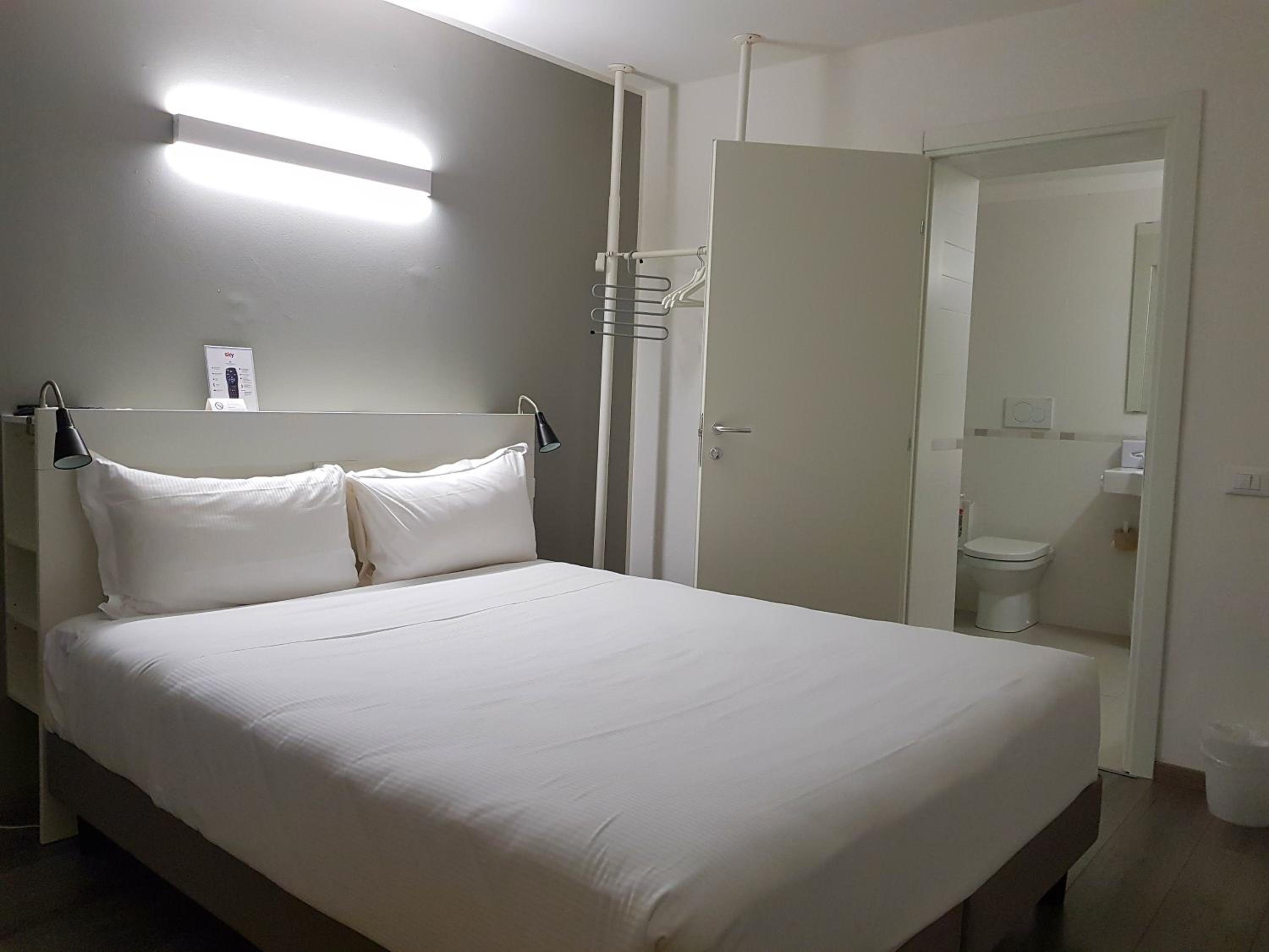 Double or Twin Room Standard photo 2