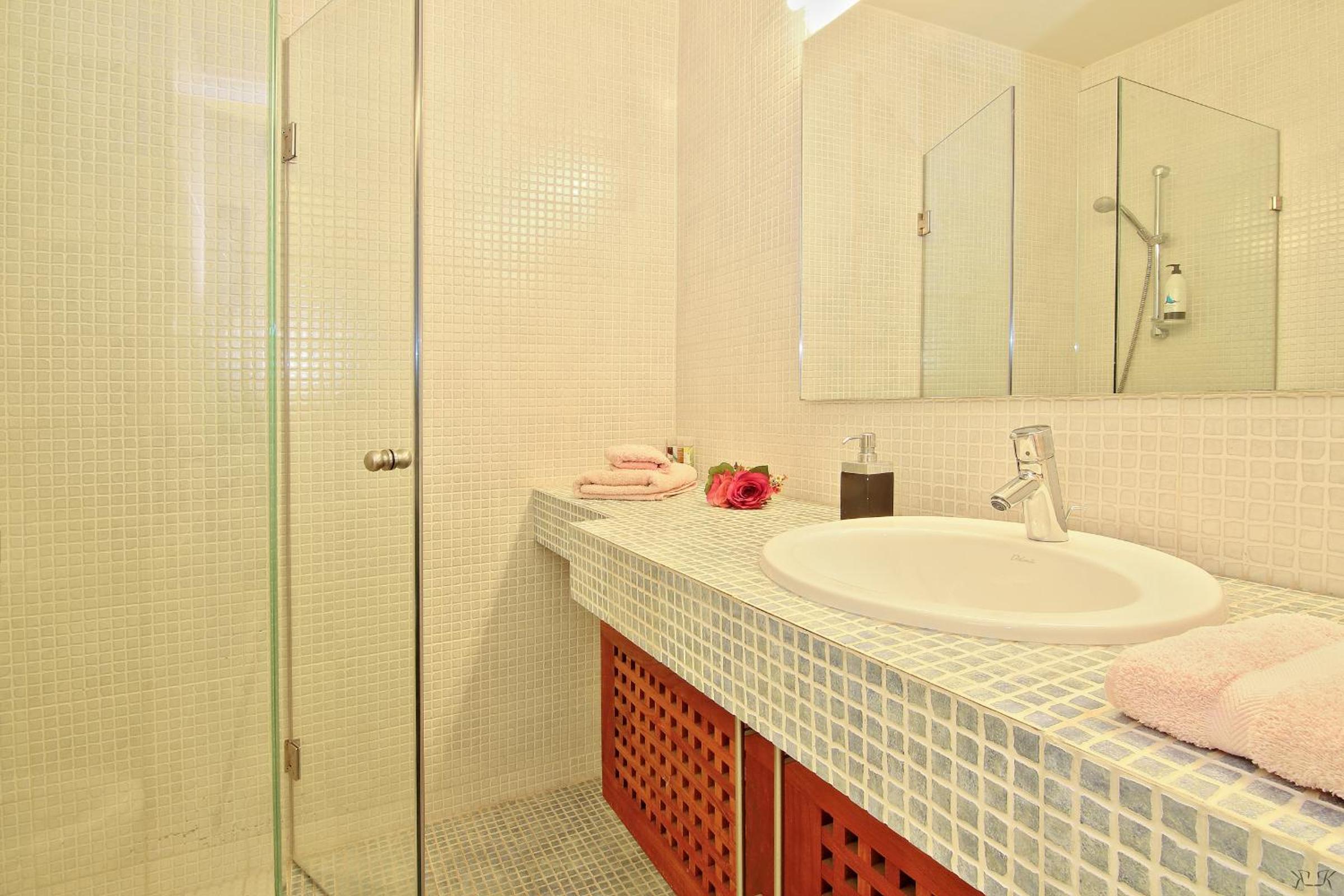 Four-Bedroom Villa with Private Pool and Sea View - Photo 8