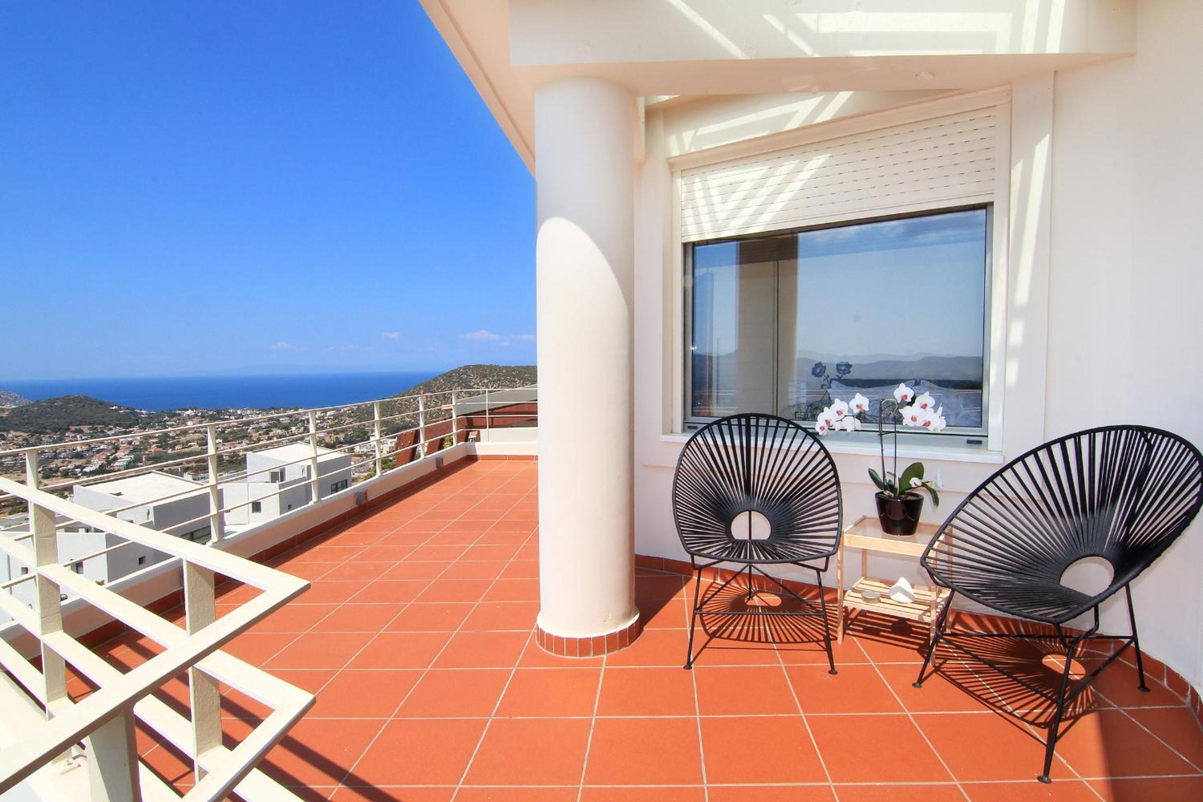 Four-Bedroom Villa with Private Pool and Sea View - Photo 11