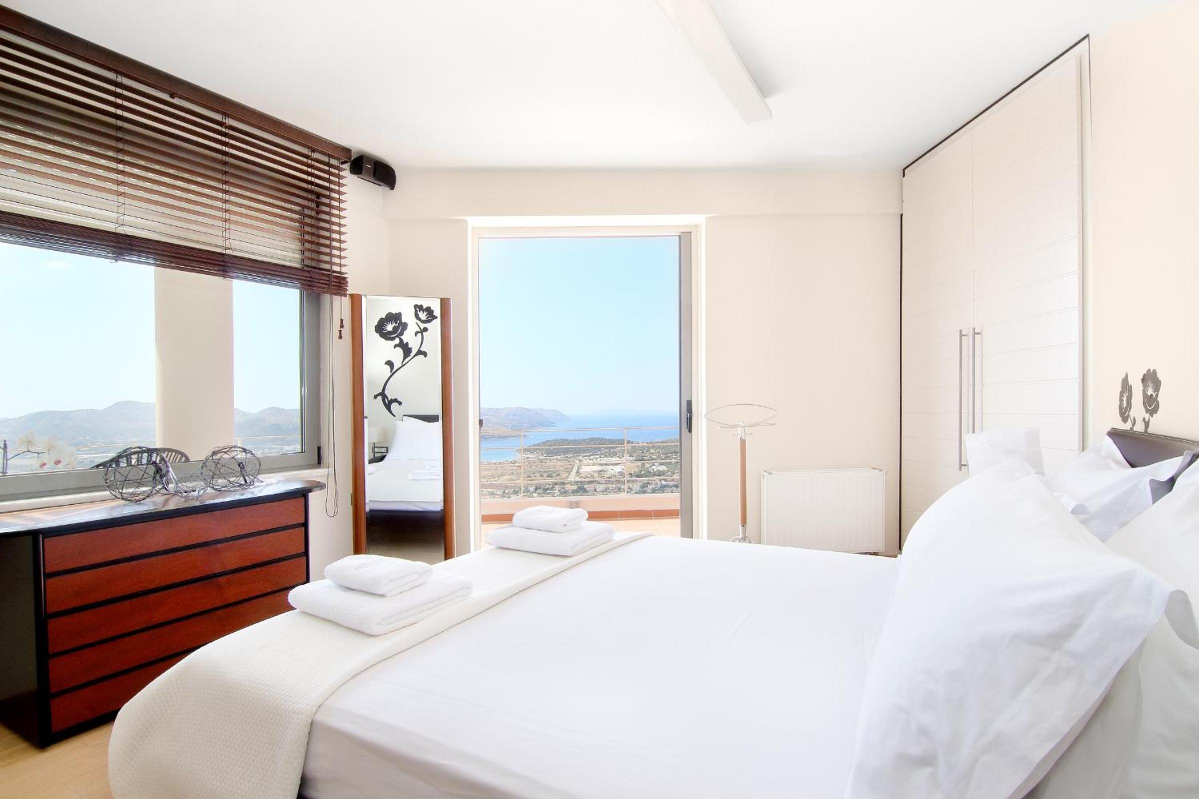 Four-Bedroom Villa with Private Pool and Sea View - Photo 23
