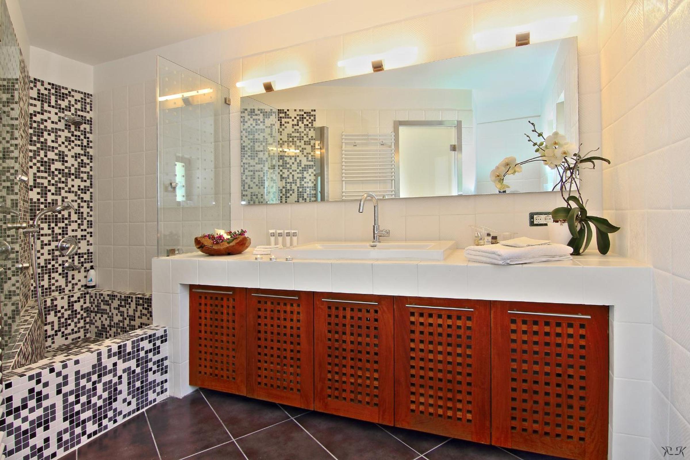 Four-Bedroom Villa with Private Pool and Sea View - Photo 22