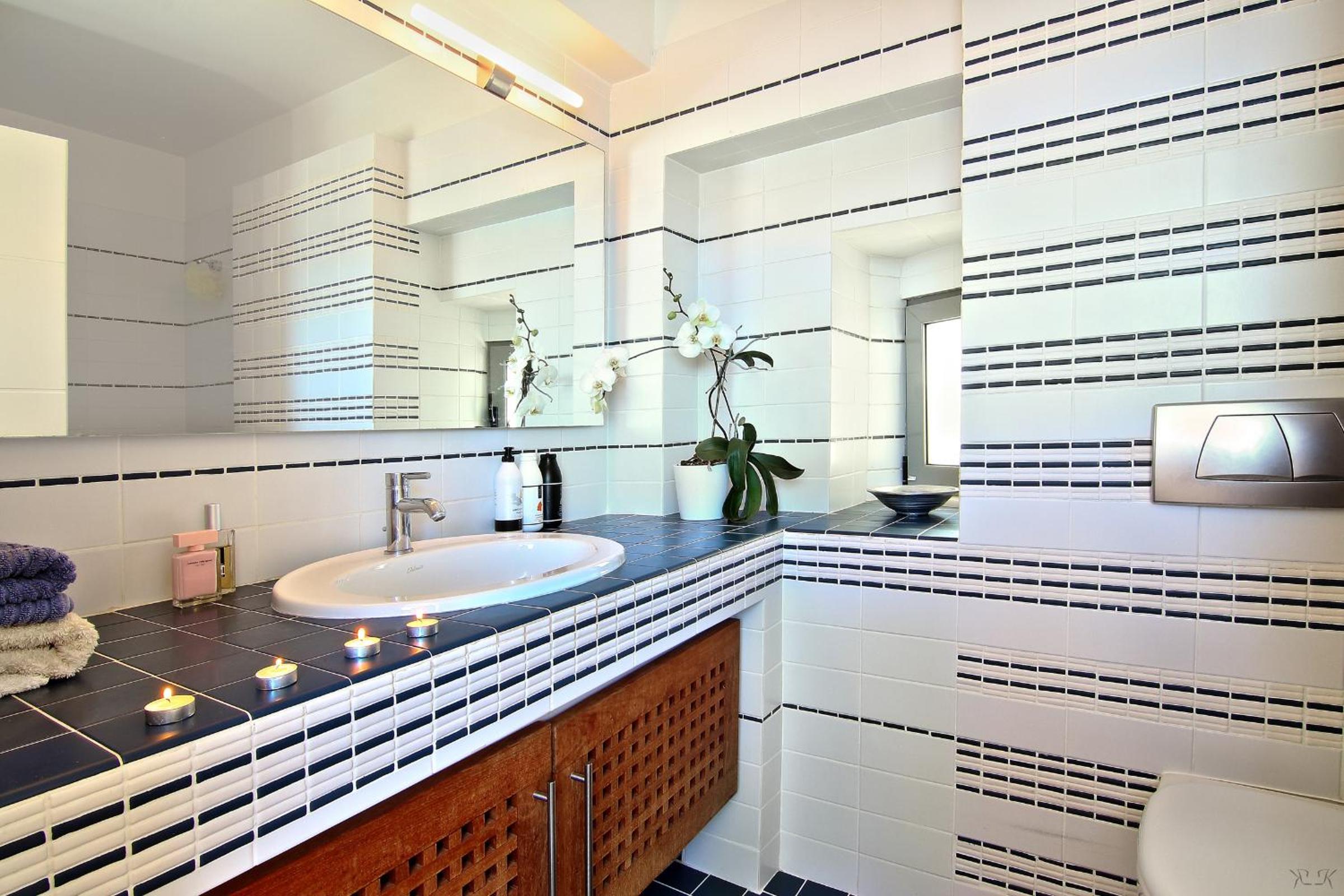 Four-Bedroom Villa with Private Pool and Sea View - Photo 21