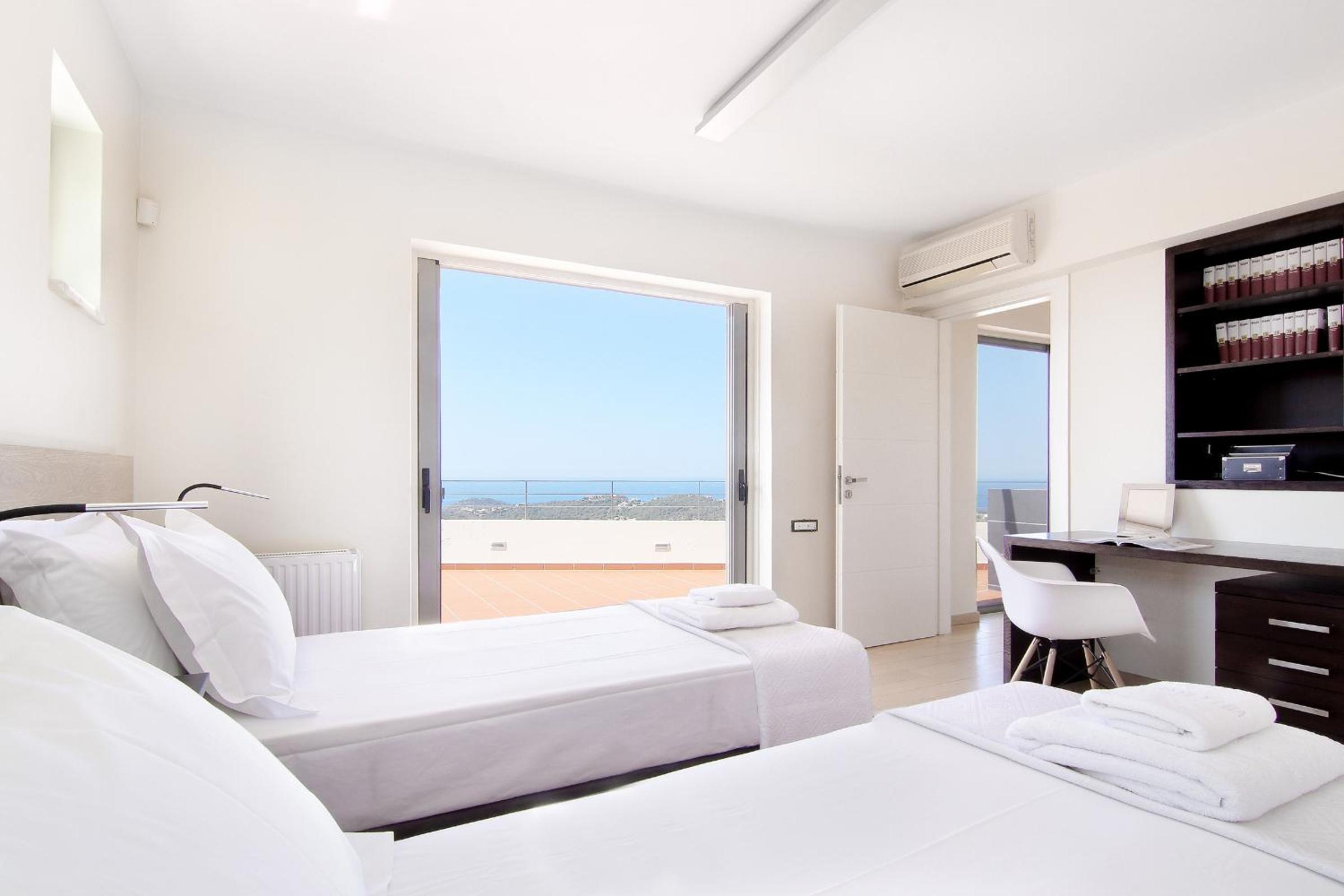 Four-Bedroom Villa with Private Pool and Sea View - Photo 20