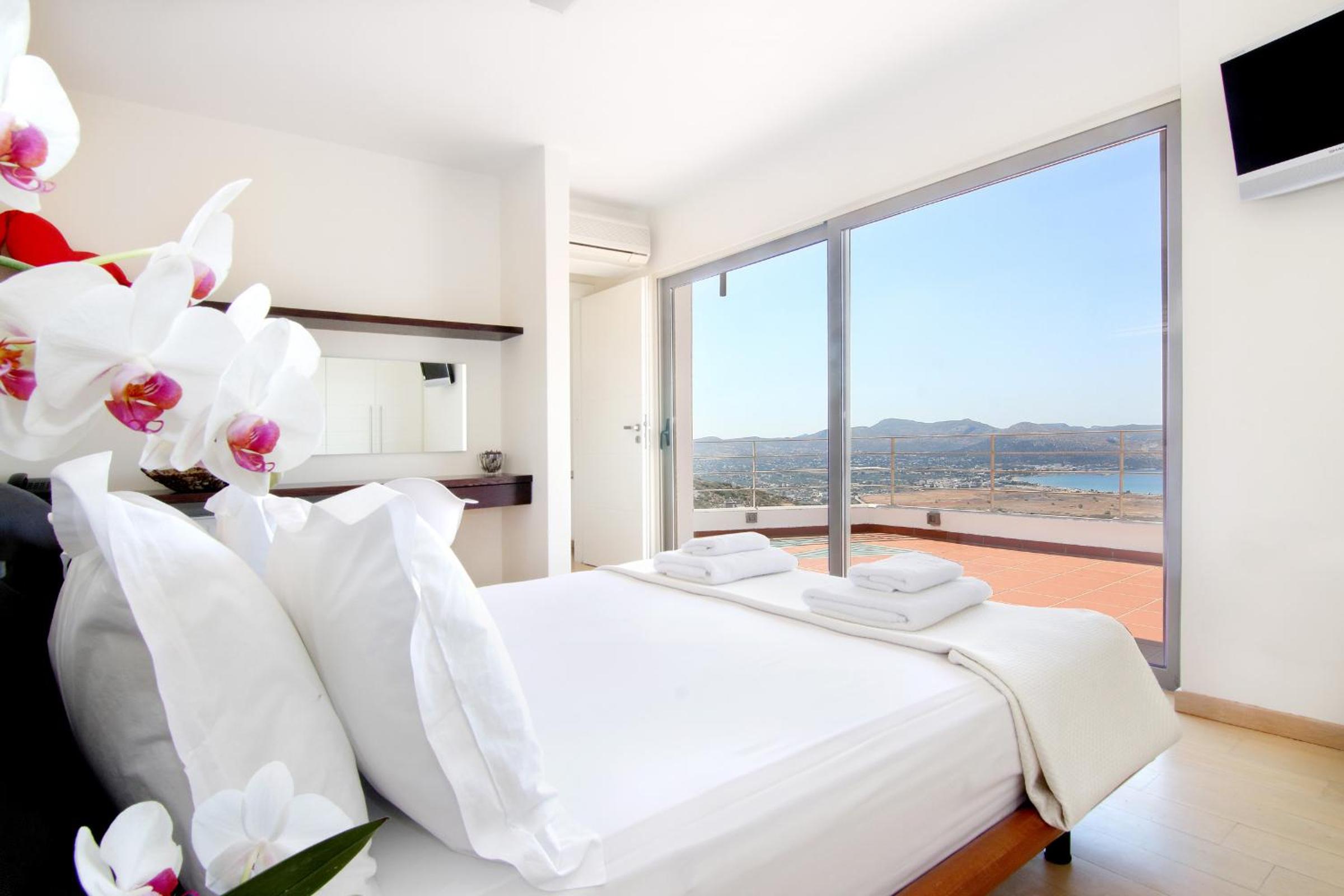 Four-Bedroom Villa with Private Pool and Sea View - Photo 2