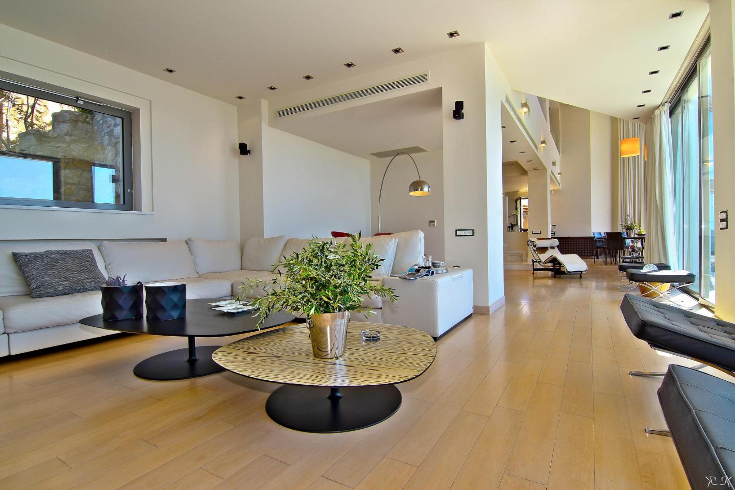 Four-Bedroom Villa with Private Pool and Sea View - Photo 13