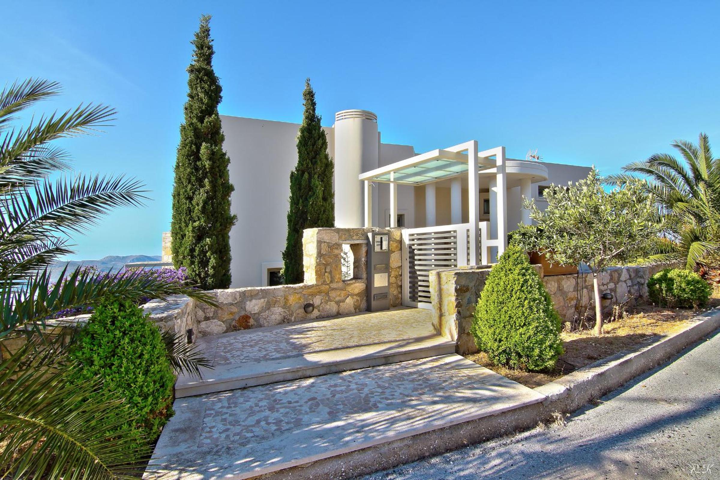 Four-Bedroom Villa with Private Pool and Sea View - Photo 26