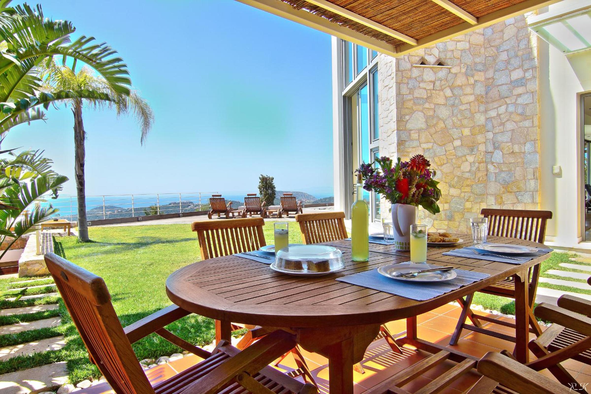 Four-Bedroom Villa with Private Pool and Sea View - Photo 28
