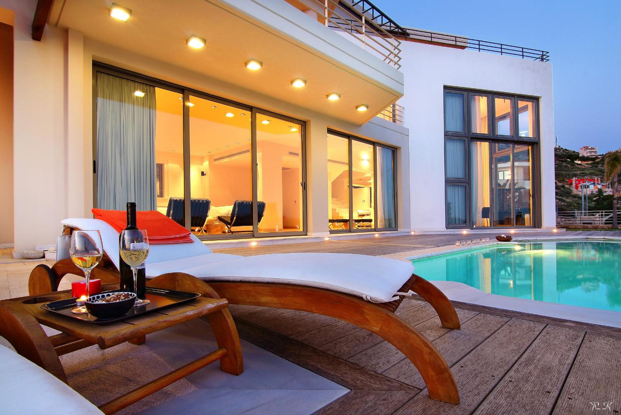 Four-Bedroom Villa with Private Pool and Sea View - Photo 3