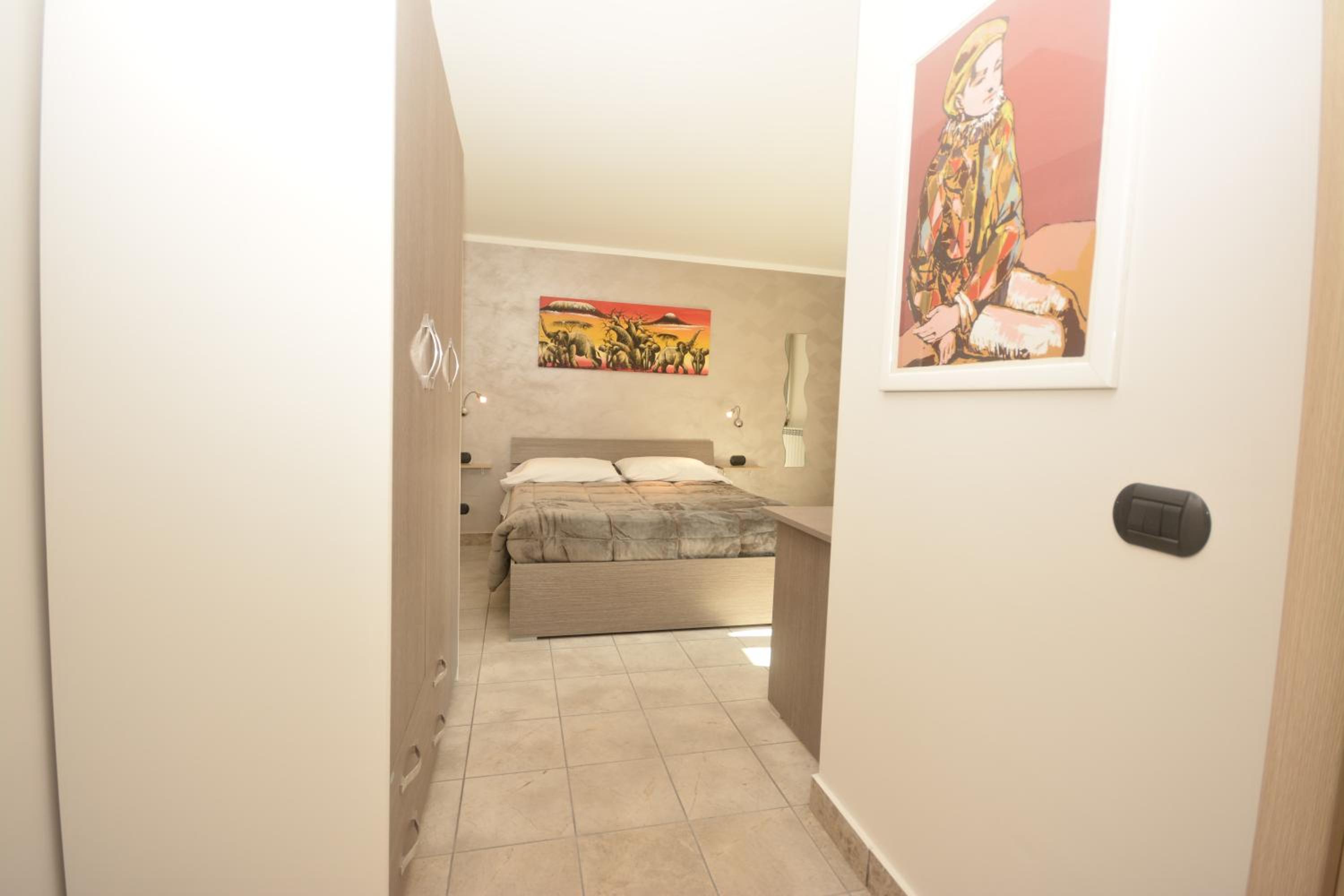 Queen Room with Balcony - Photo 6