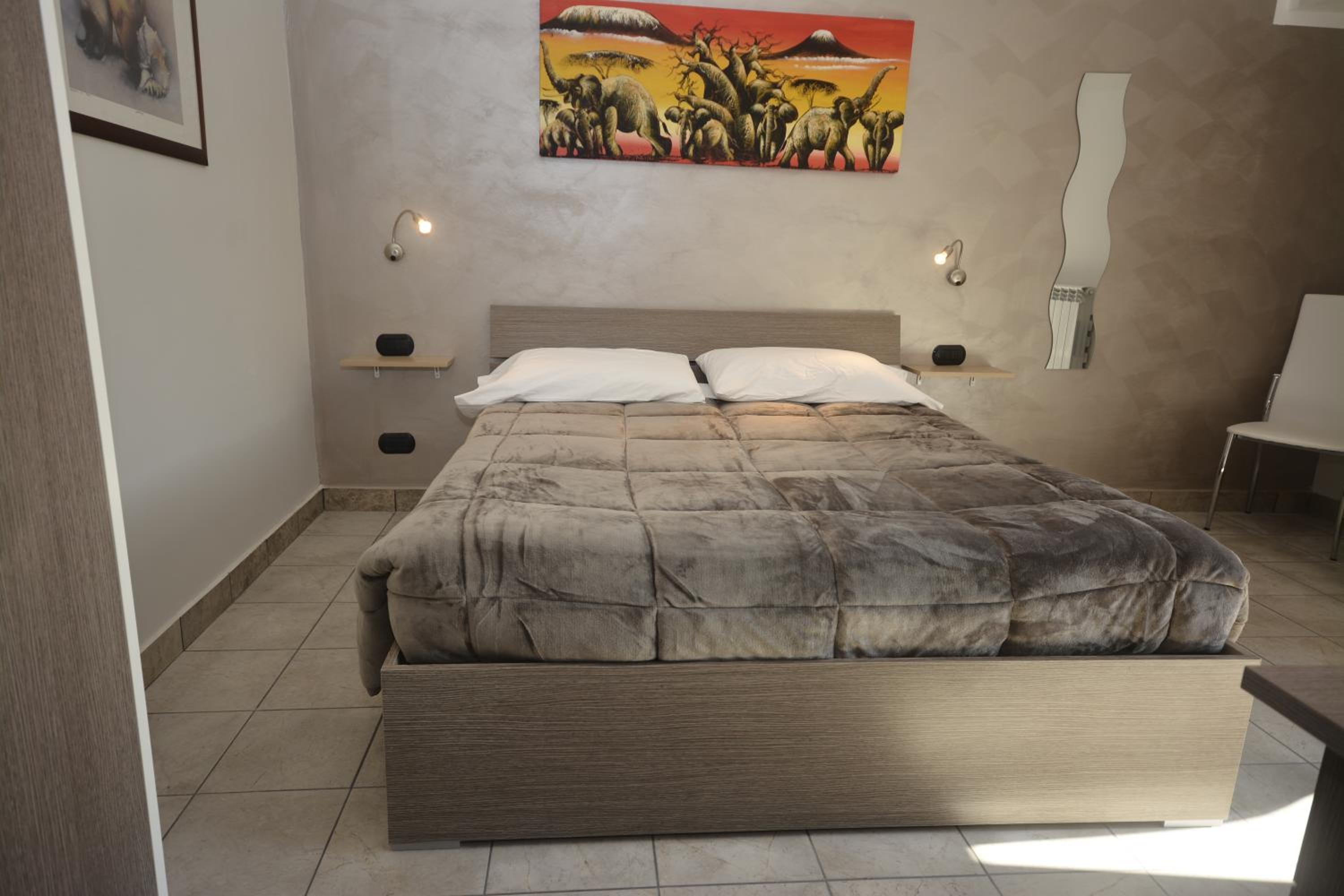 Queen Room with Balcony - Photo 4