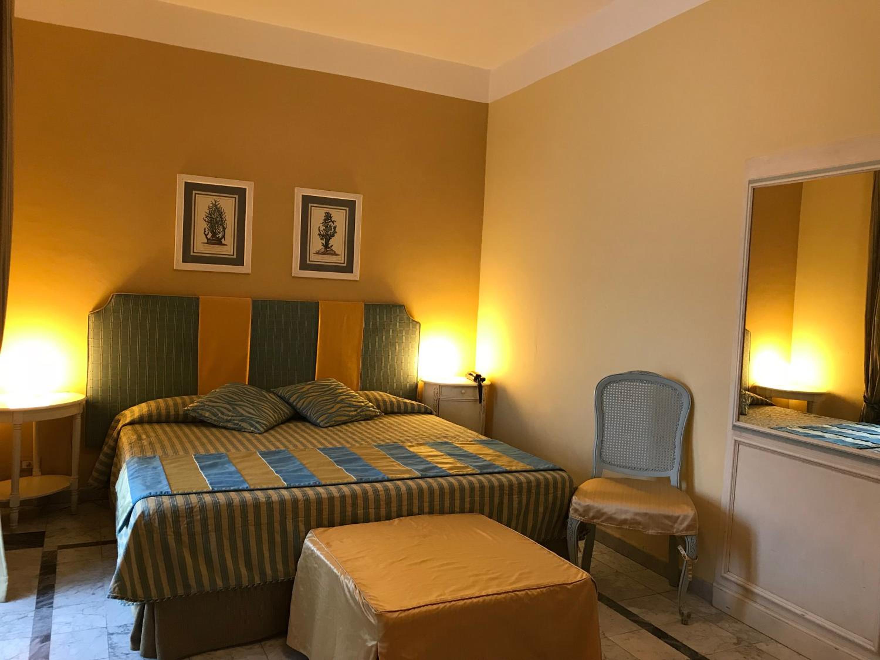 Classic Queen Room with Single Bed photo 1