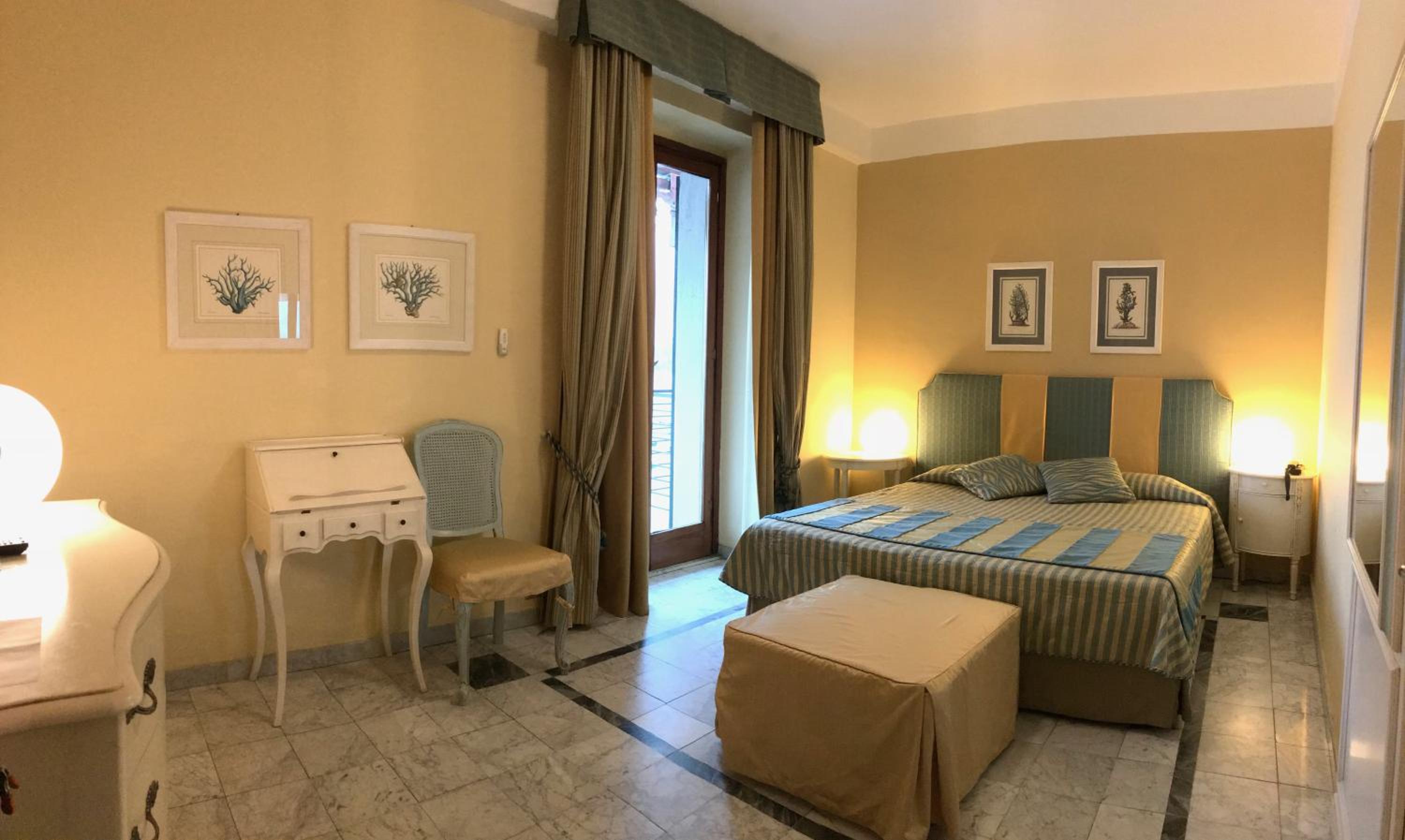 Two-Bedroom Family Room with Two Queen Beds and One Single Bed photo 3