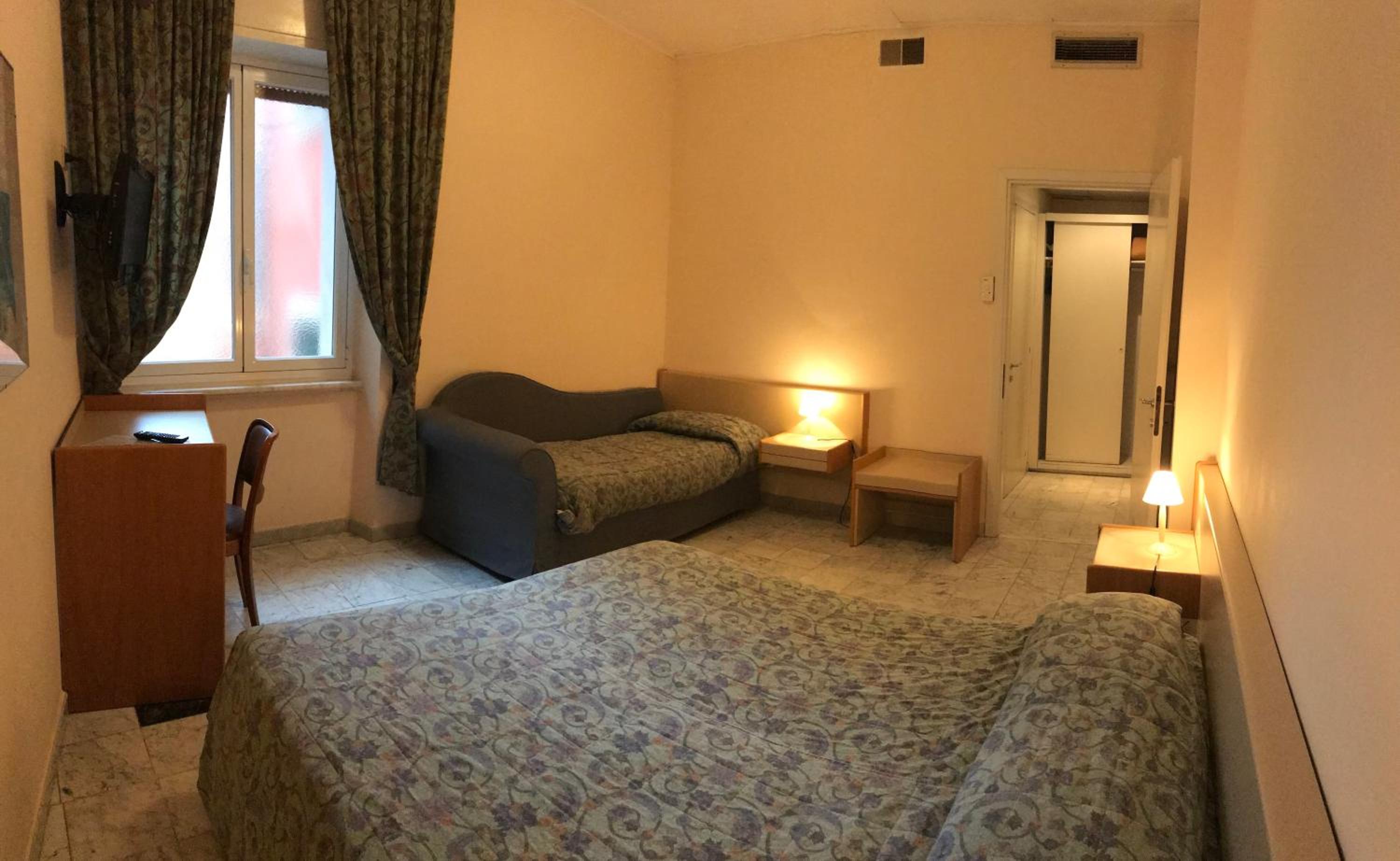 Two-Bedroom Family Room with Two Queen Beds and One Single Bed