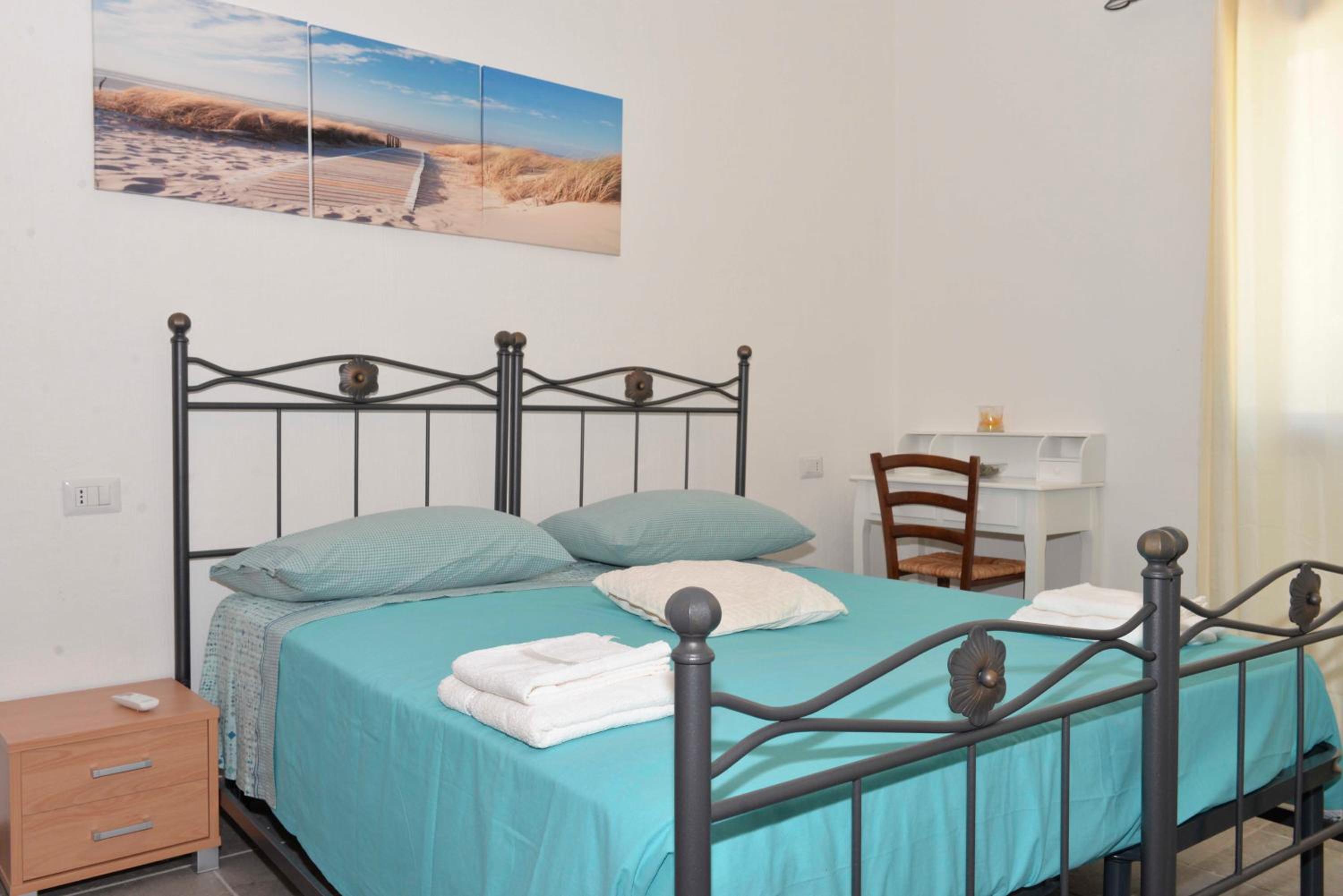 Twin Room with Private Bathroom - Photo 2