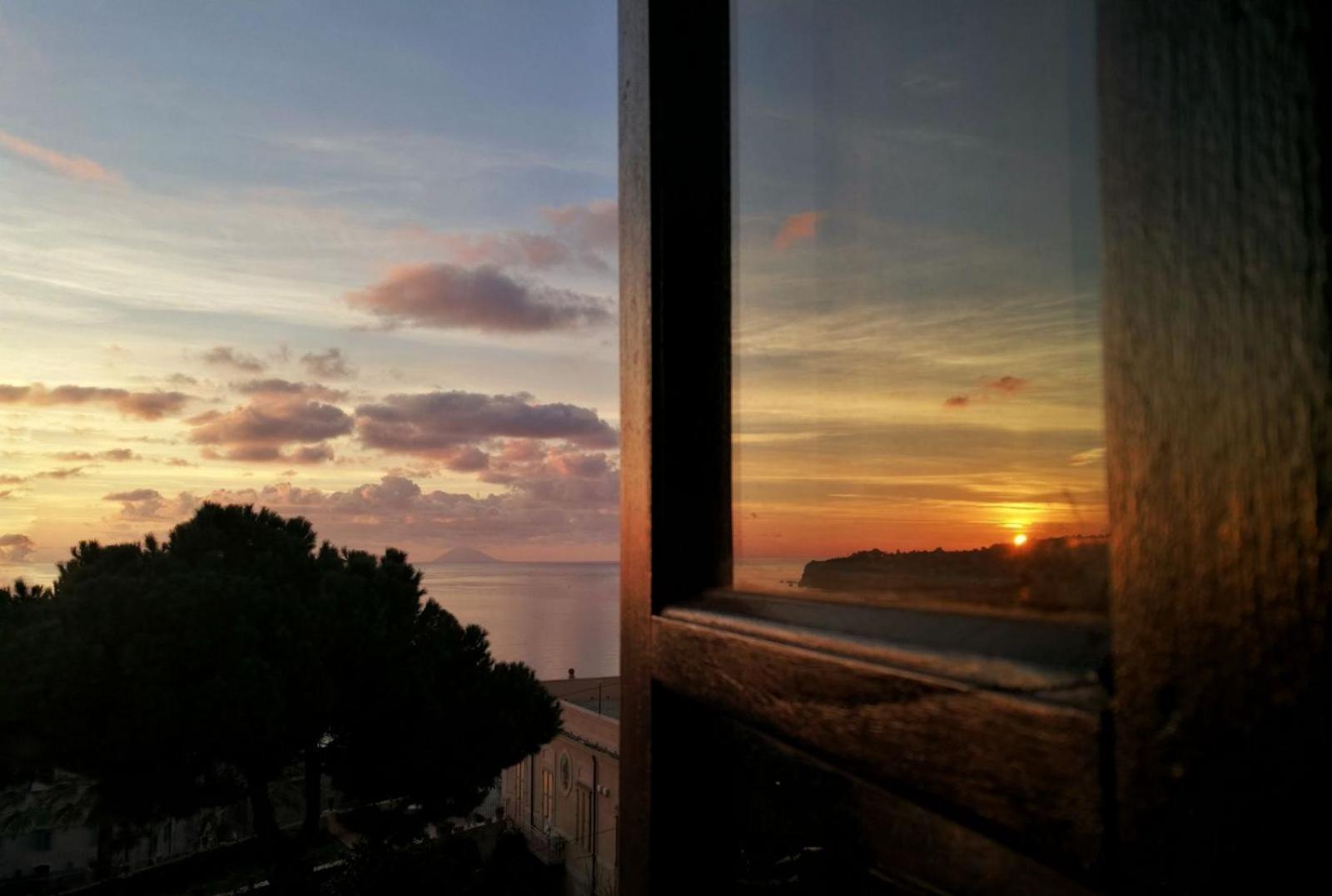 Deluxe Double or Twin Room with Sea View photo 3