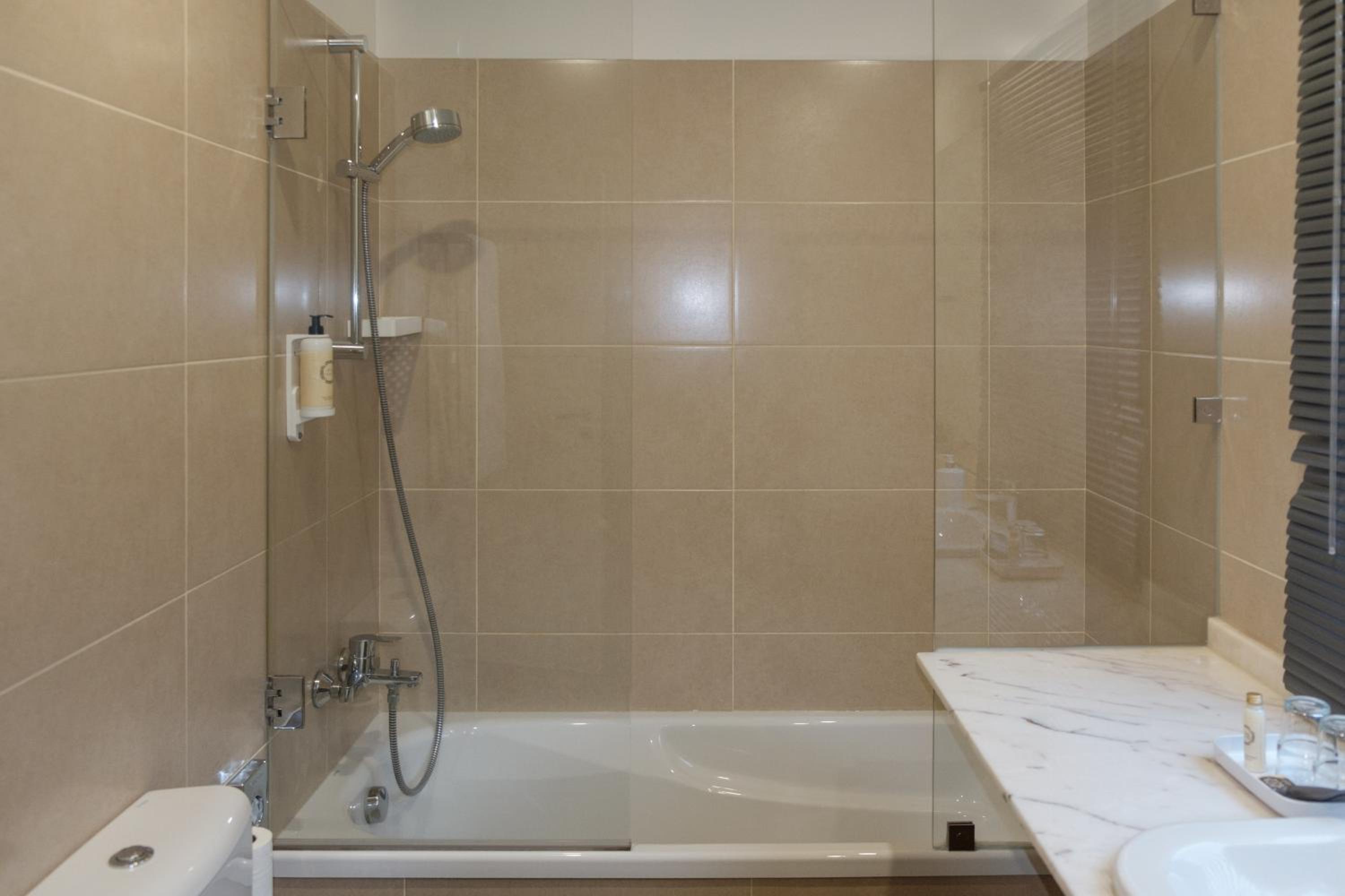 Deluxe Triple Room - Photo 8