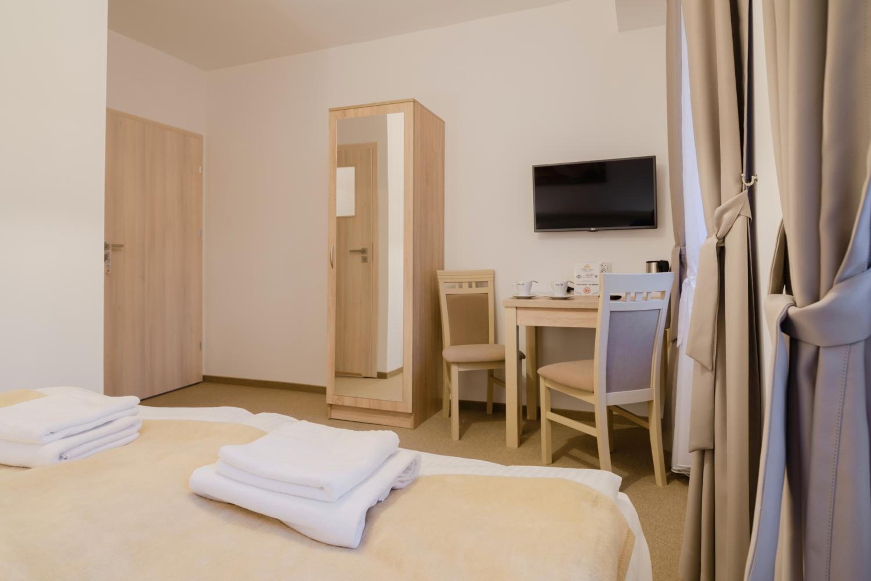 Double Room - Photo 6