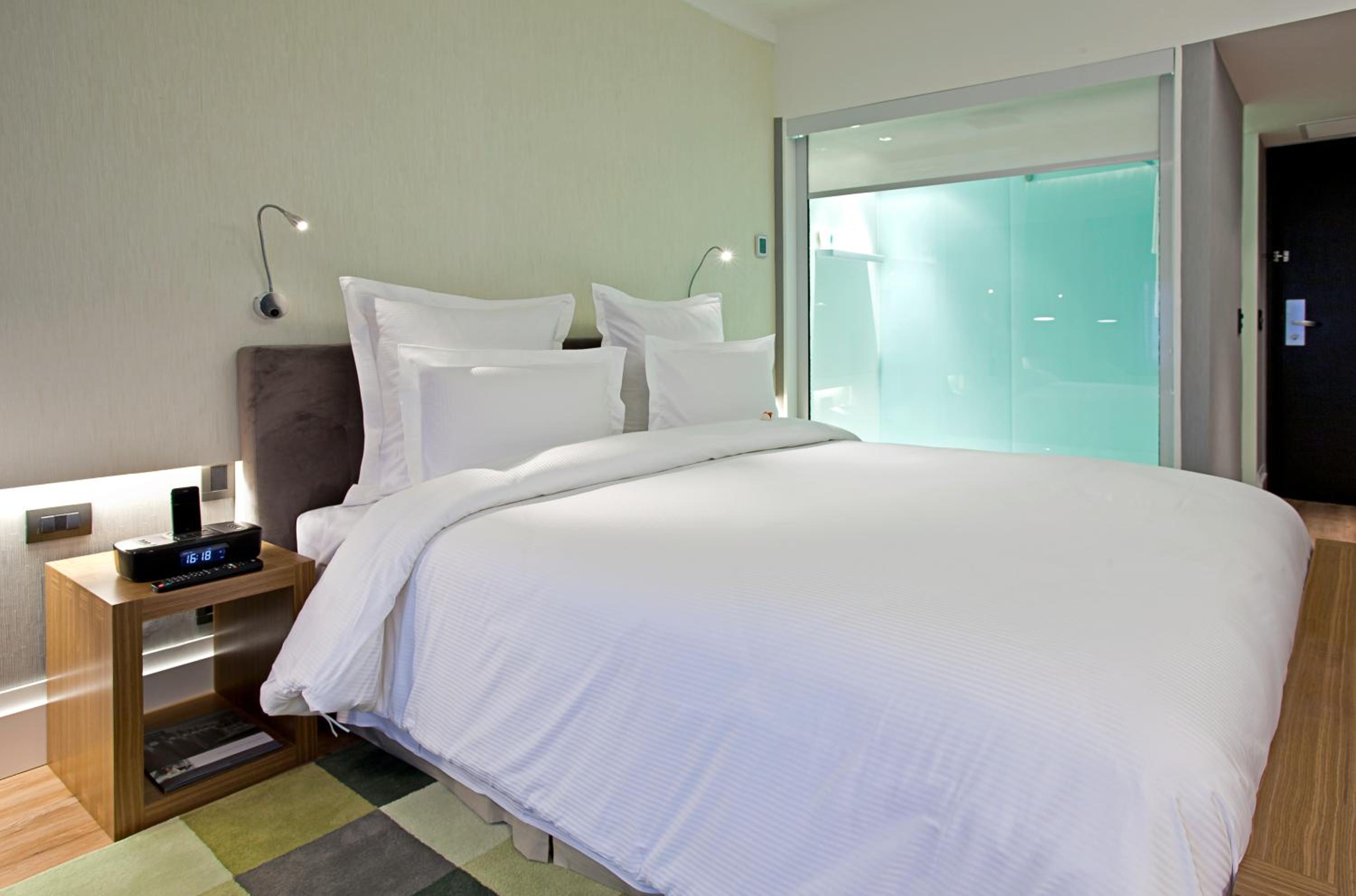 Executive Room with 1 Double Bed thumbnail 5