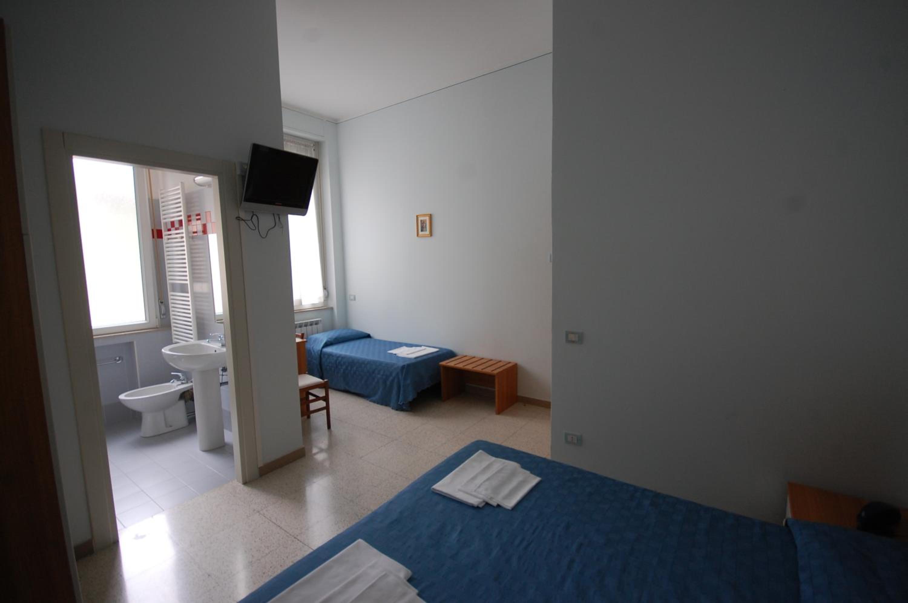 Triple Room - Photo 6