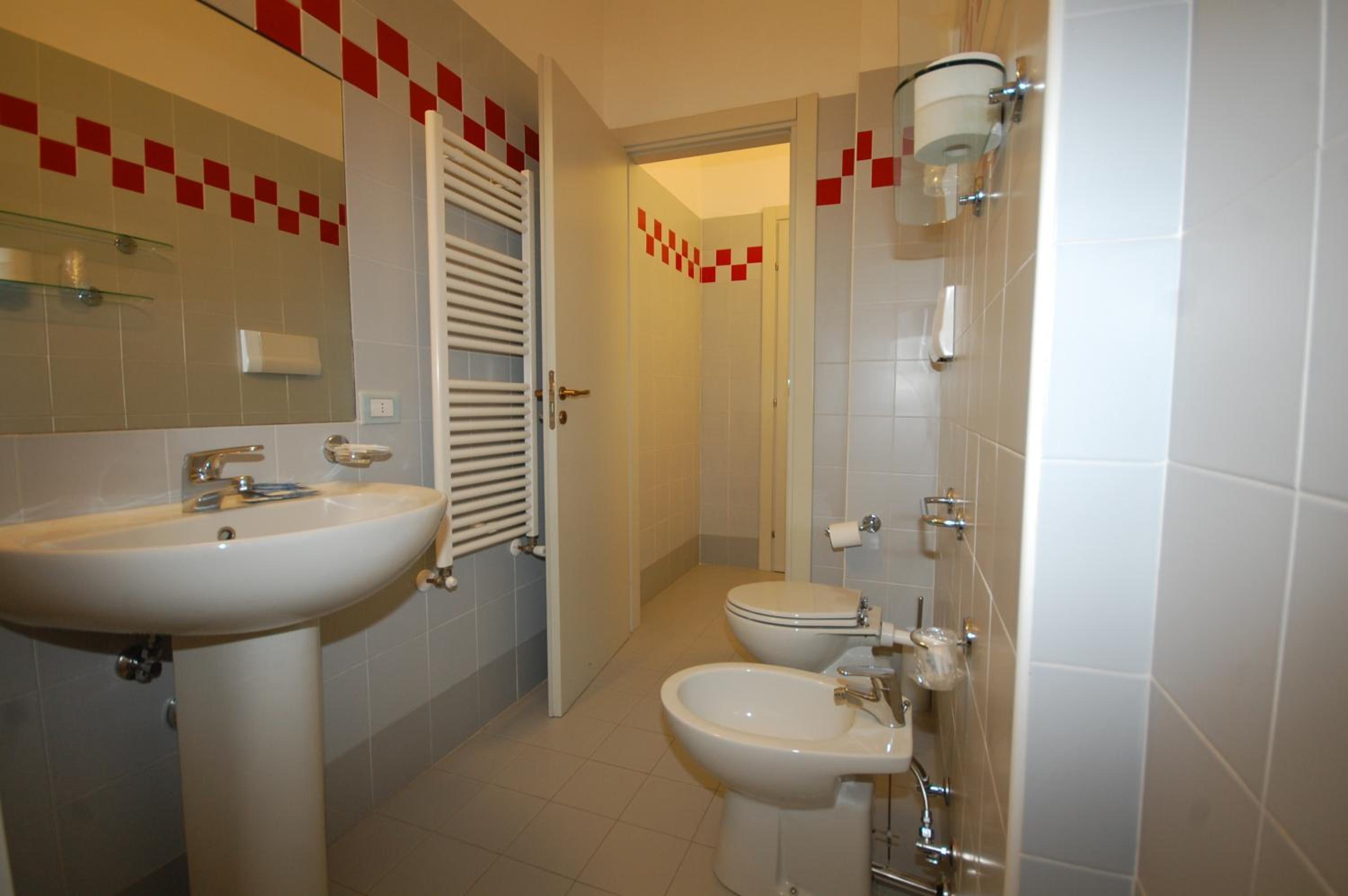 Quadruple Room - Photo 8