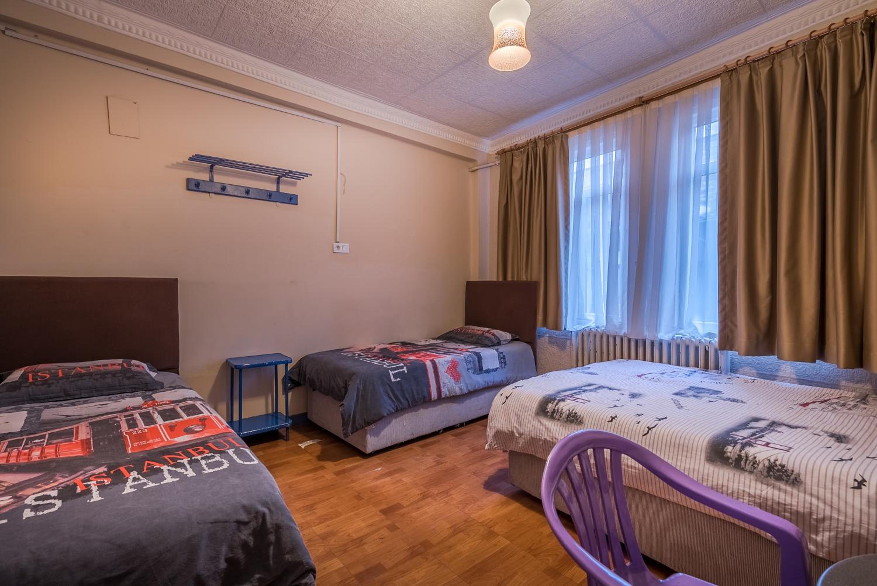 Economy Triple Room photo 2