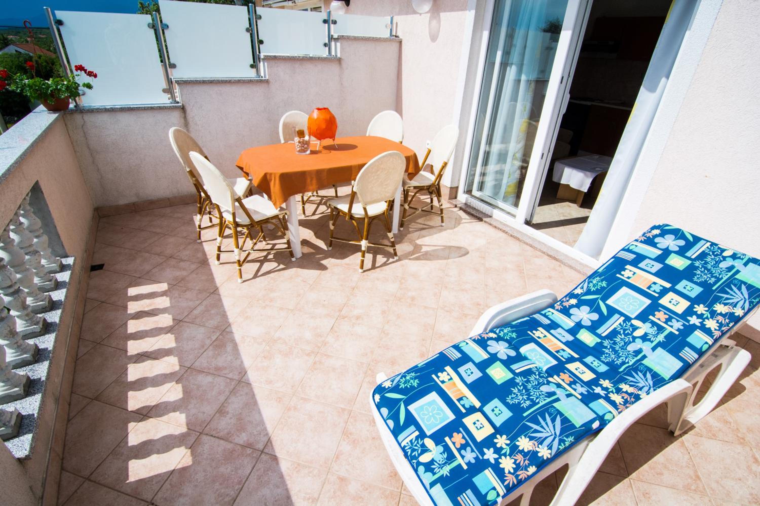 One-Bedroom Apartment with Sea View and Balcony photo 2