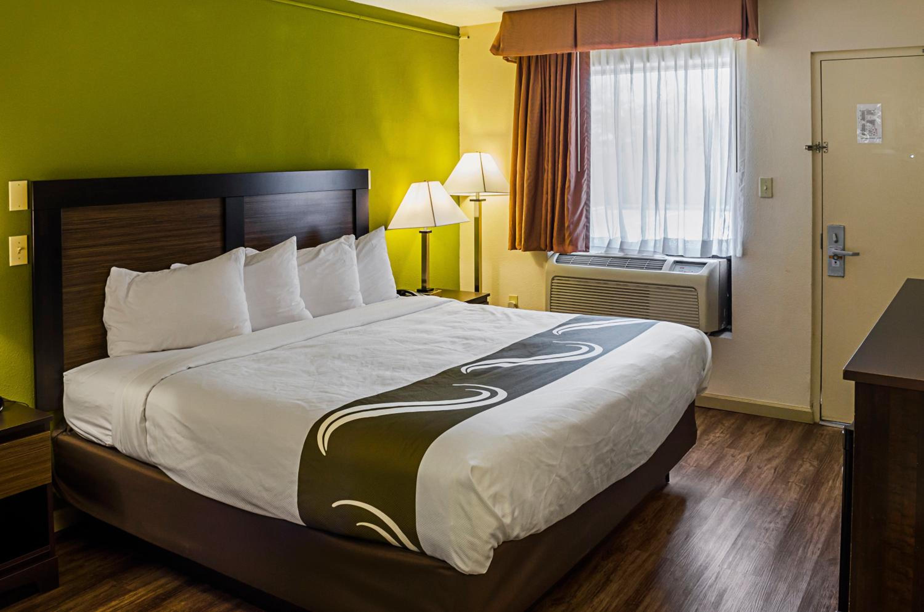 King Room - Non-Smoking - Photo 6