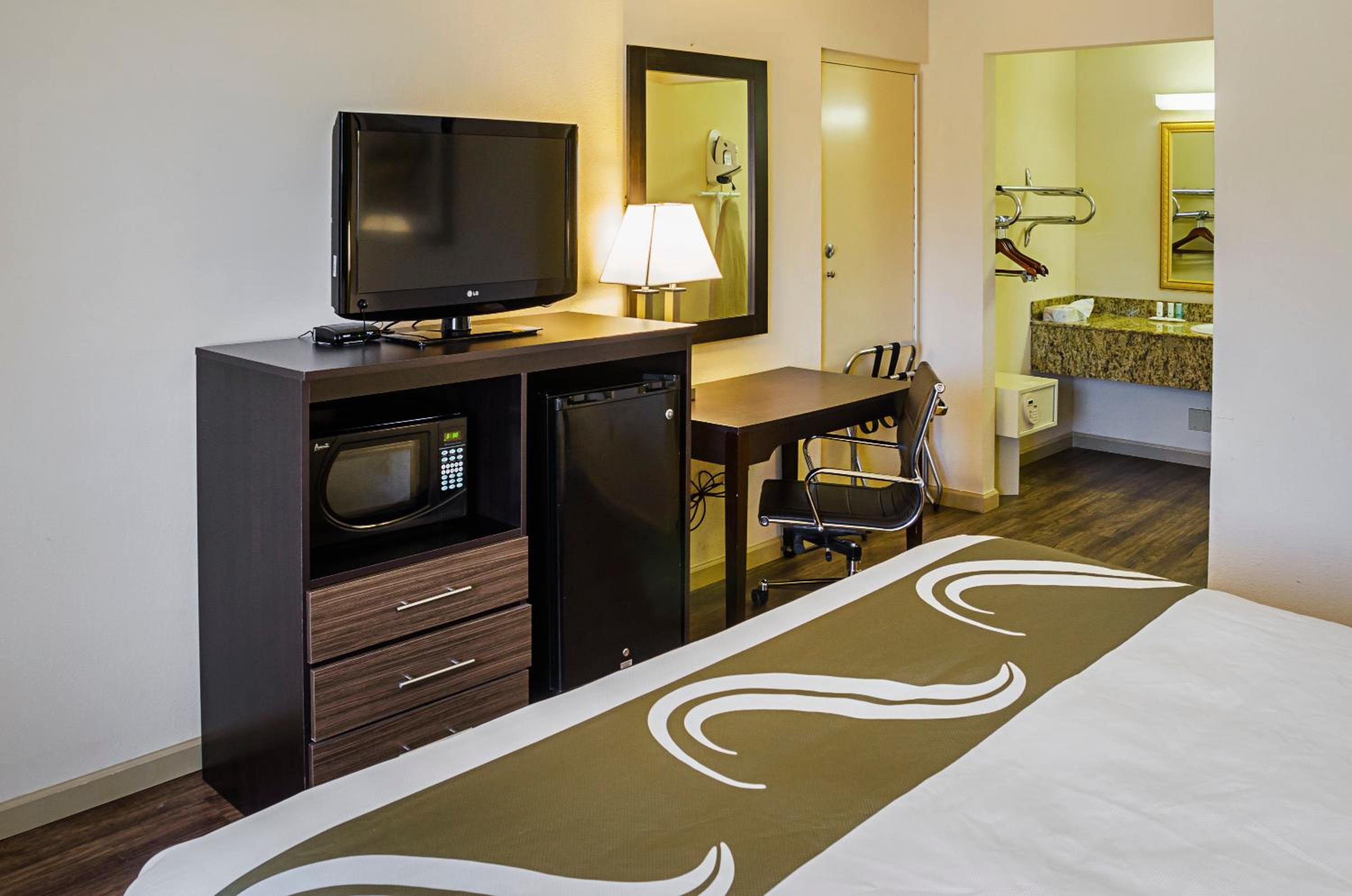 King Room - Non-Smoking - Photo 5