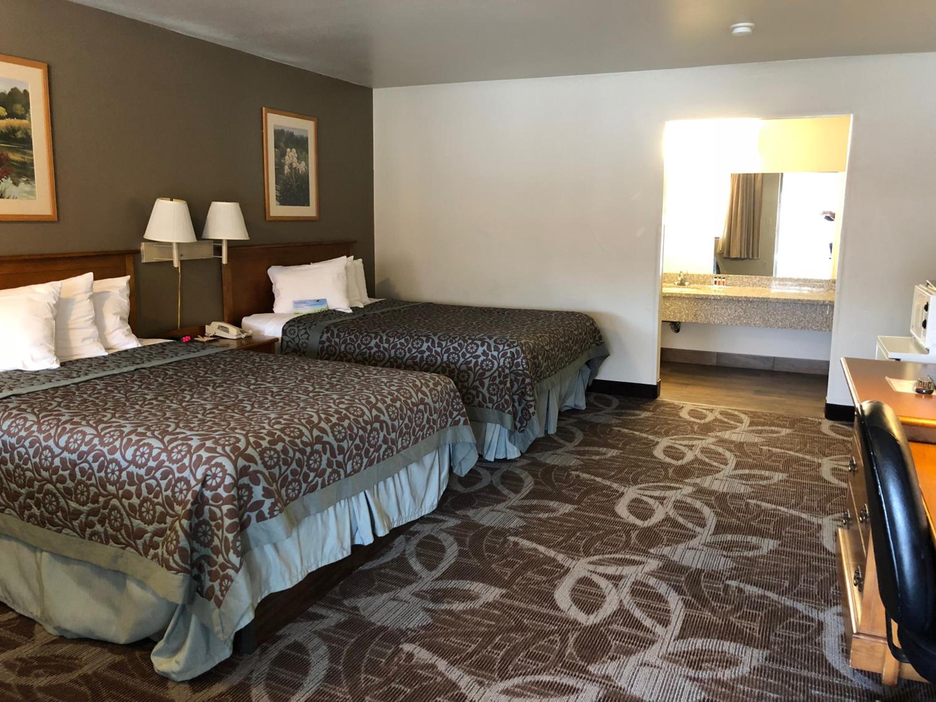 Queen Room with Two Queen Beds - Non-Smoking - Photo 8