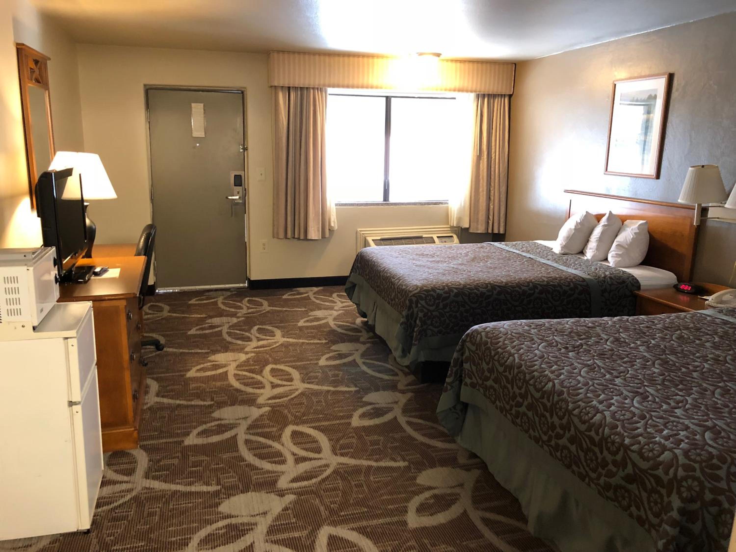 Queen Room with Two Queen Beds - Non-Smoking - Photo 9
