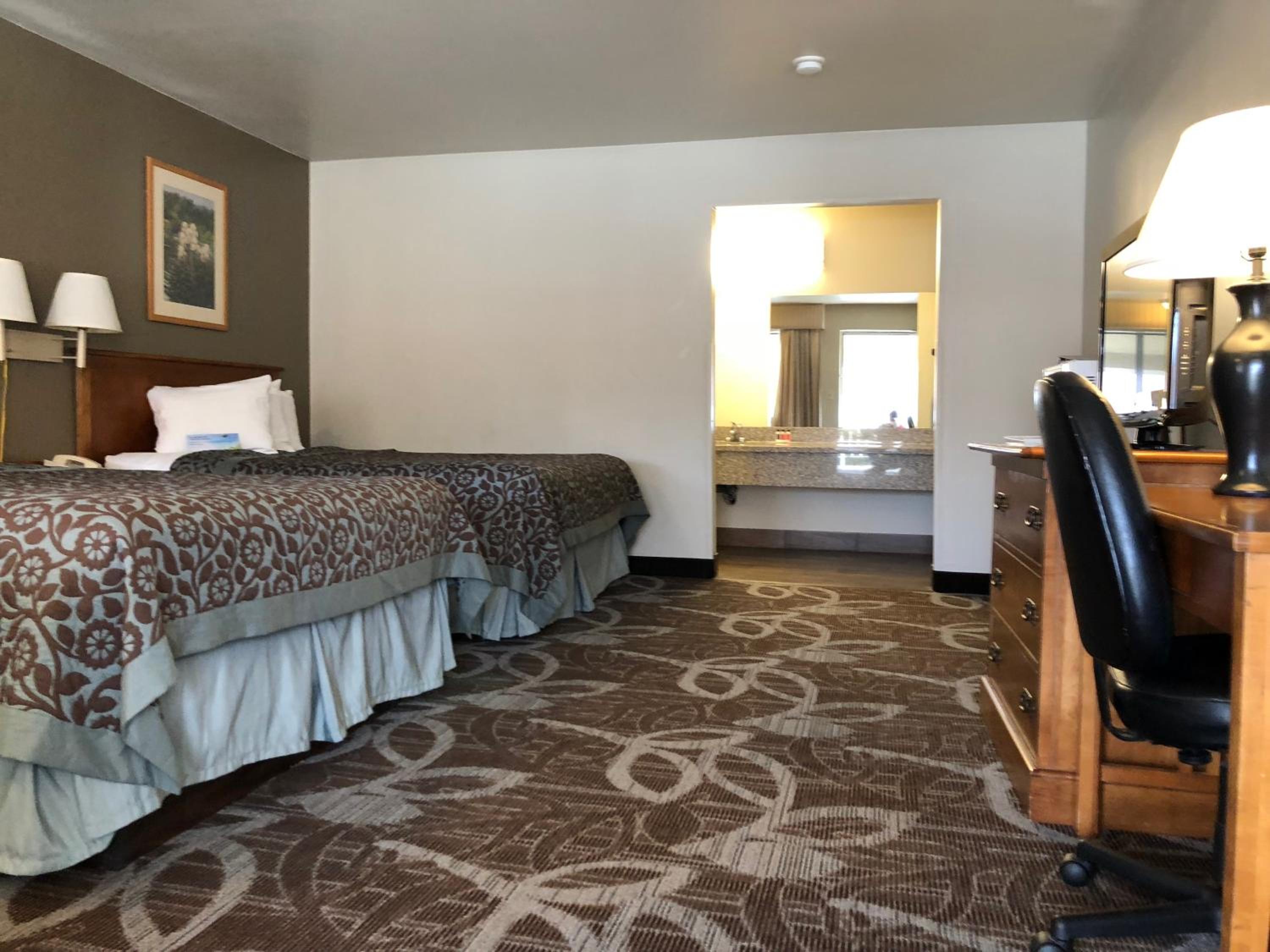 Queen Room with Two Queen Beds - Non-Smoking - Photo 3