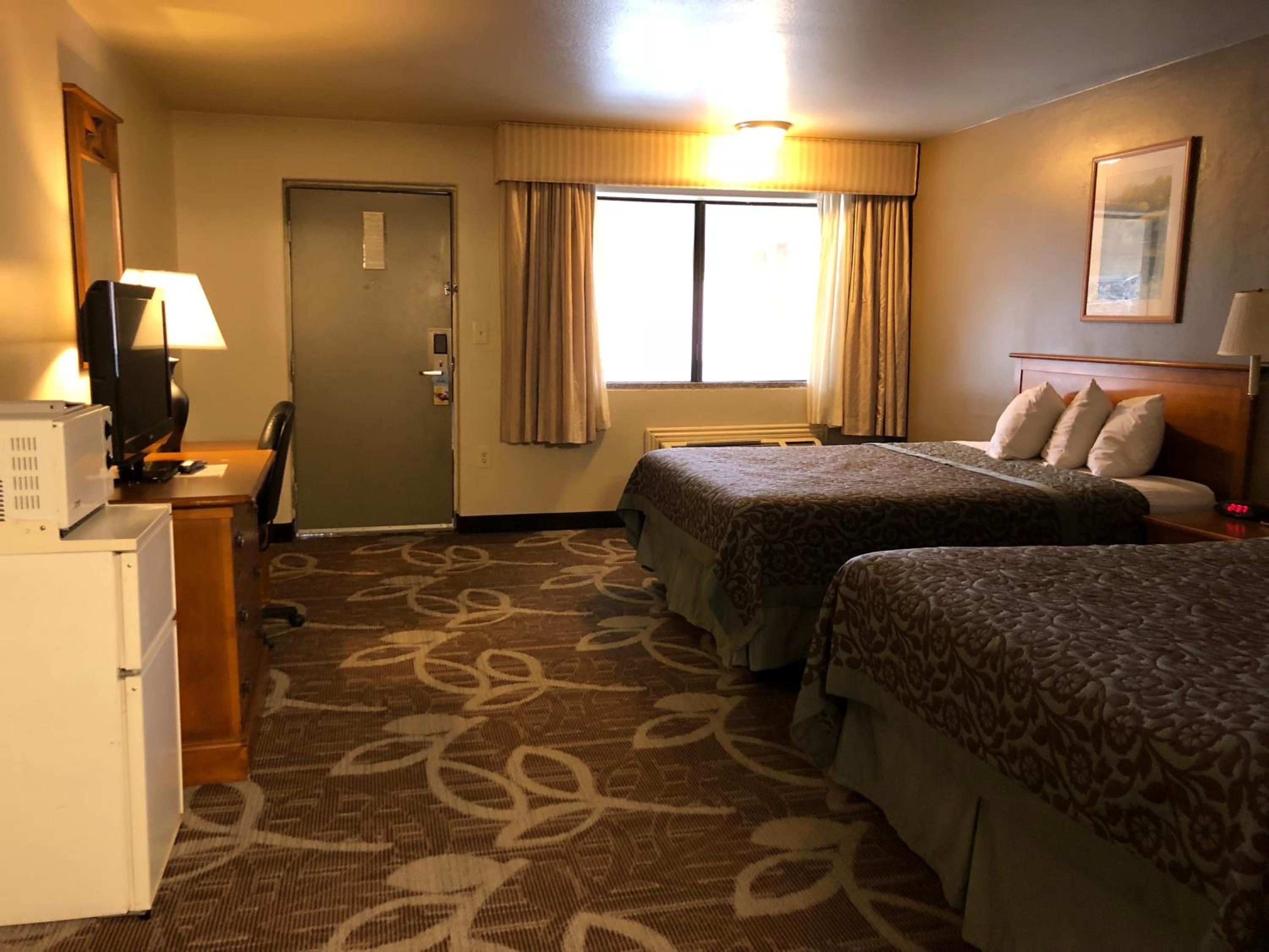 Queen Room with Two Queen Beds - Non-Smoking - Photo 7