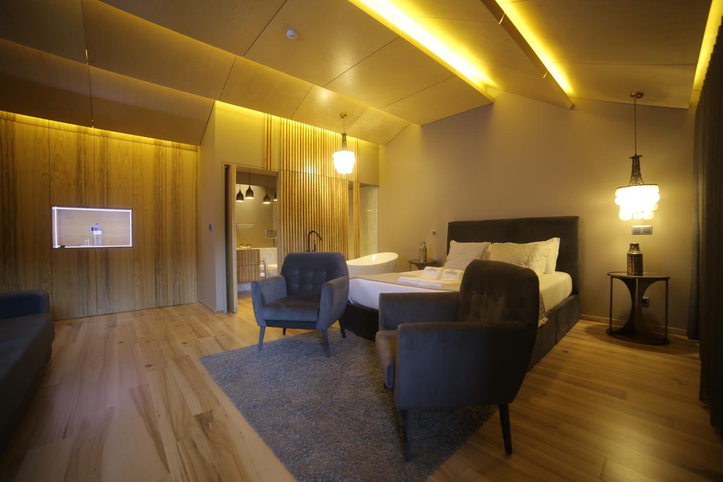 Suite with River View - Photo 1