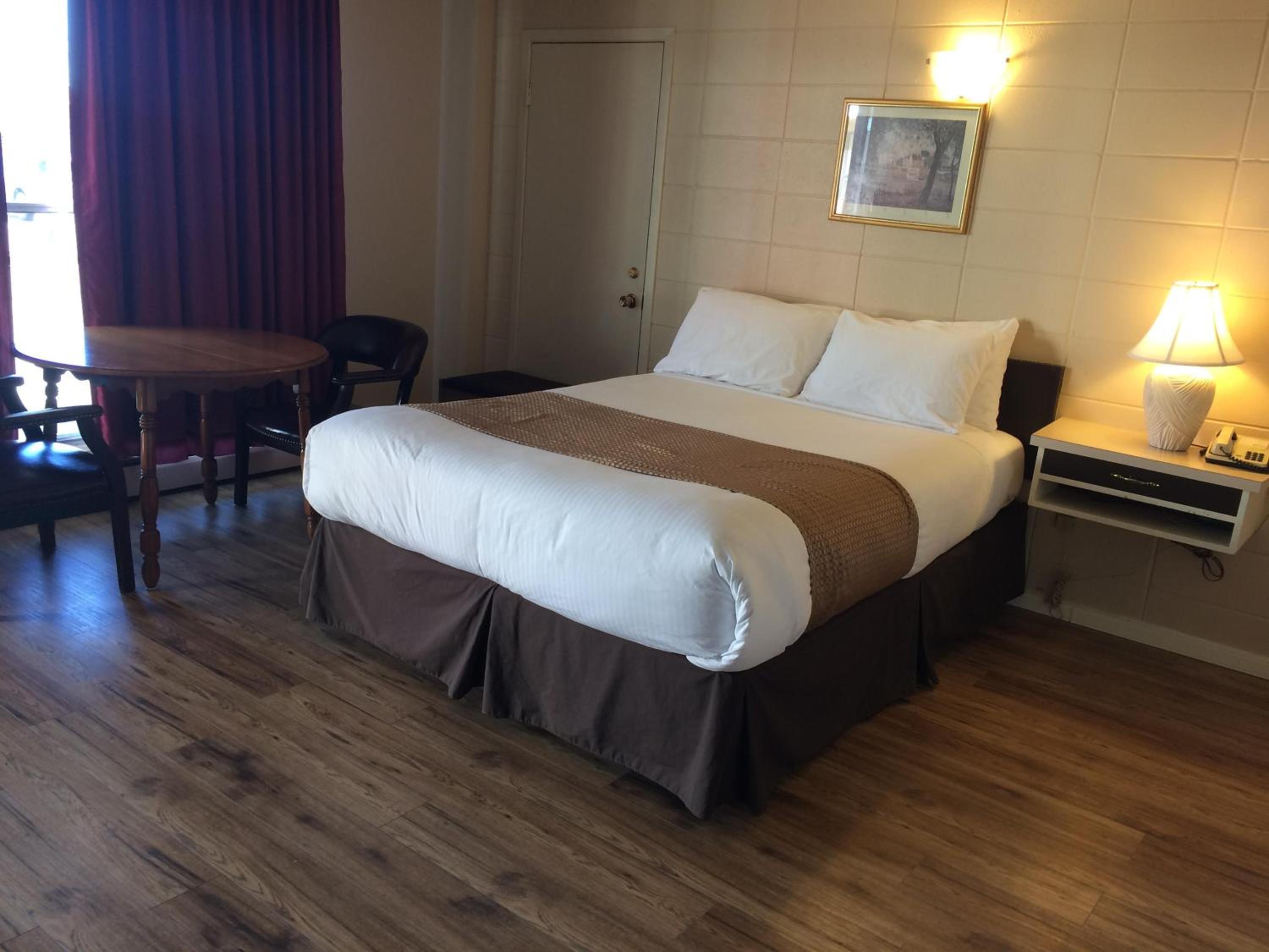 Queen Room photo 1