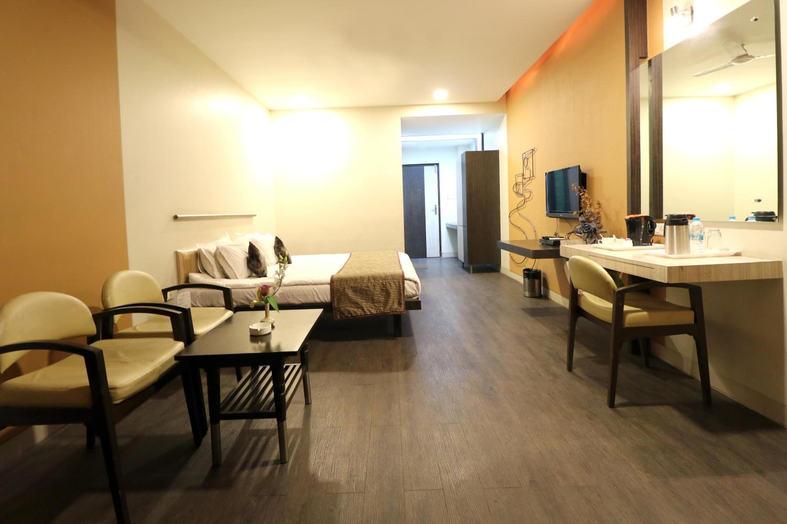 Standard Queen Room - Photo 10