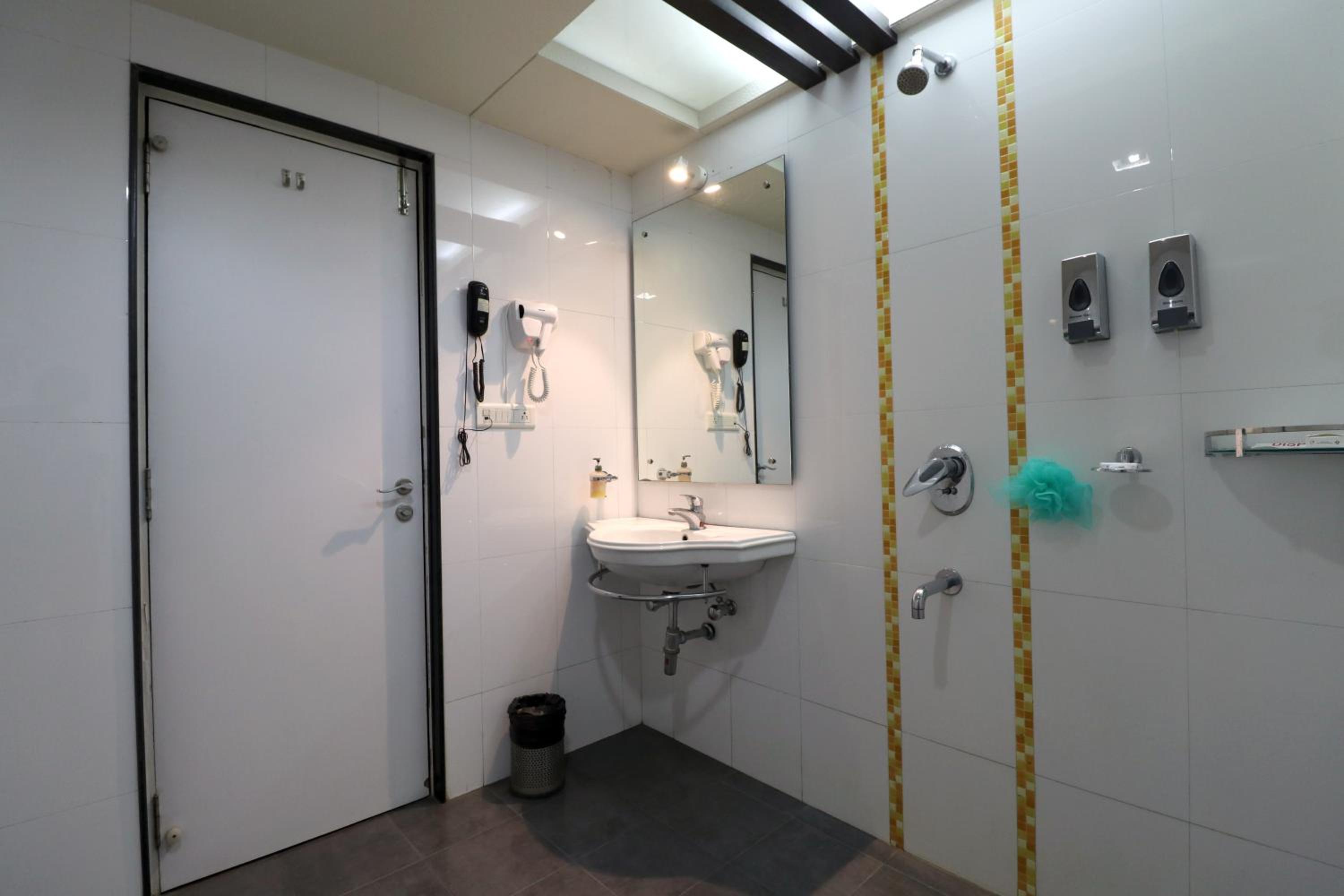 Executive Suite - Photo 7