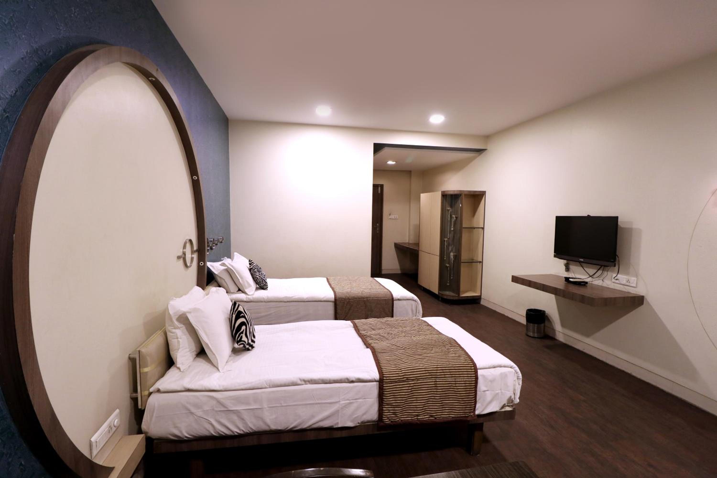 Standard Queen Room - Photo 12