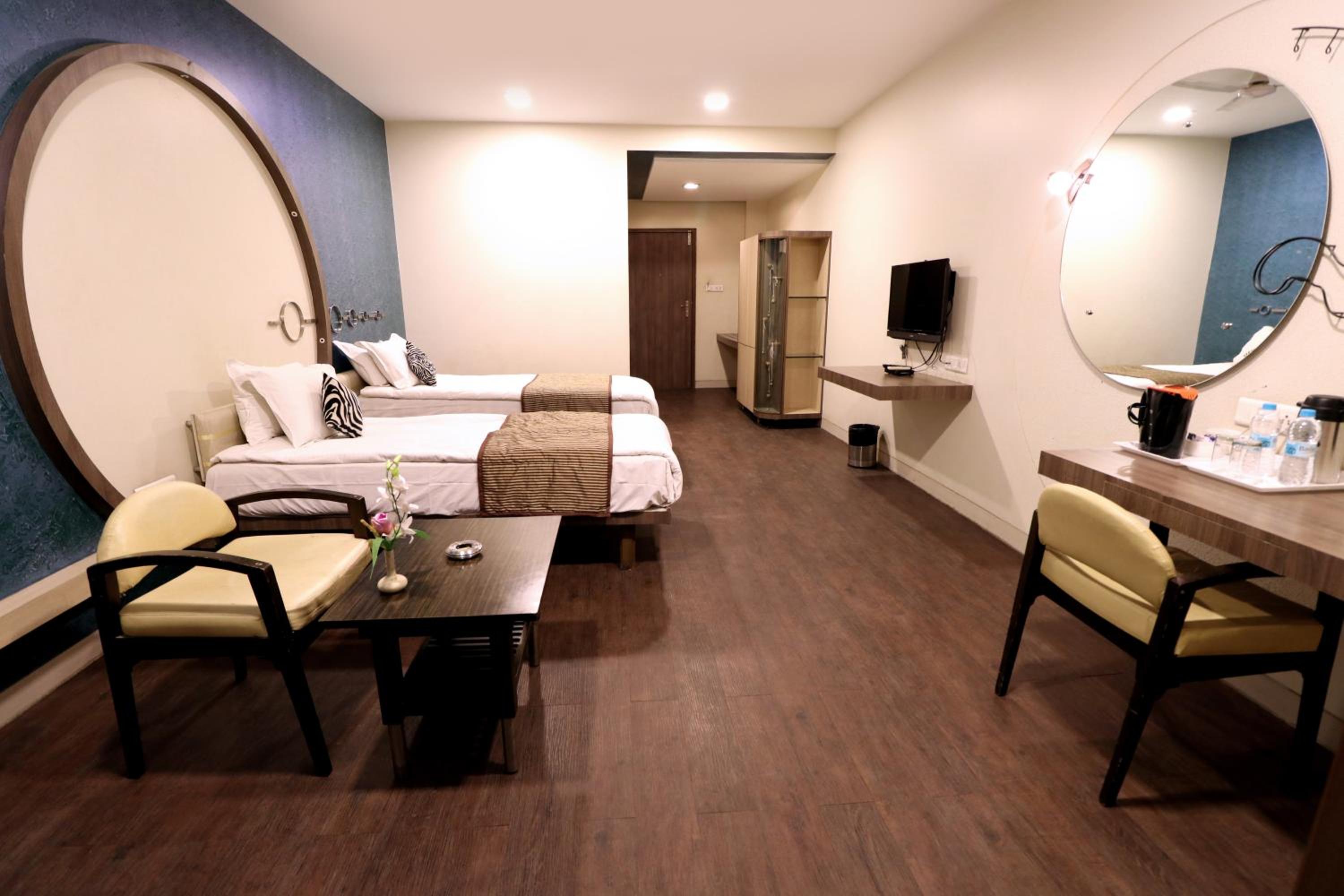 Standard Queen Room - Photo 11