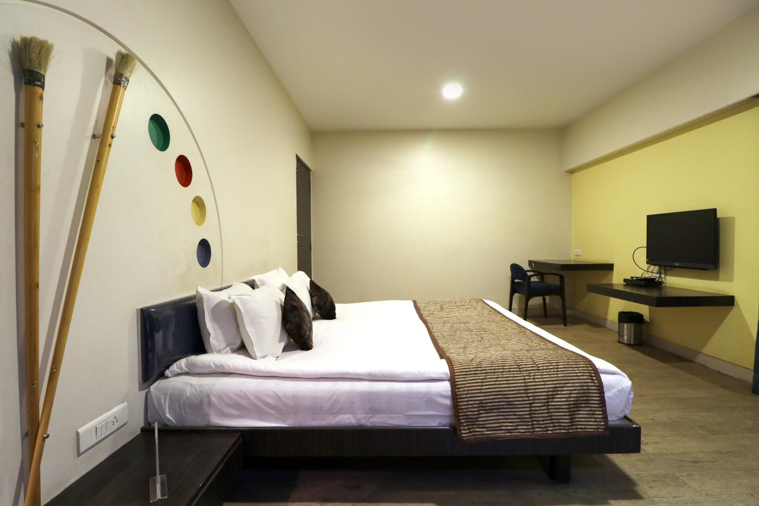 Executive Suite - Photo 6
