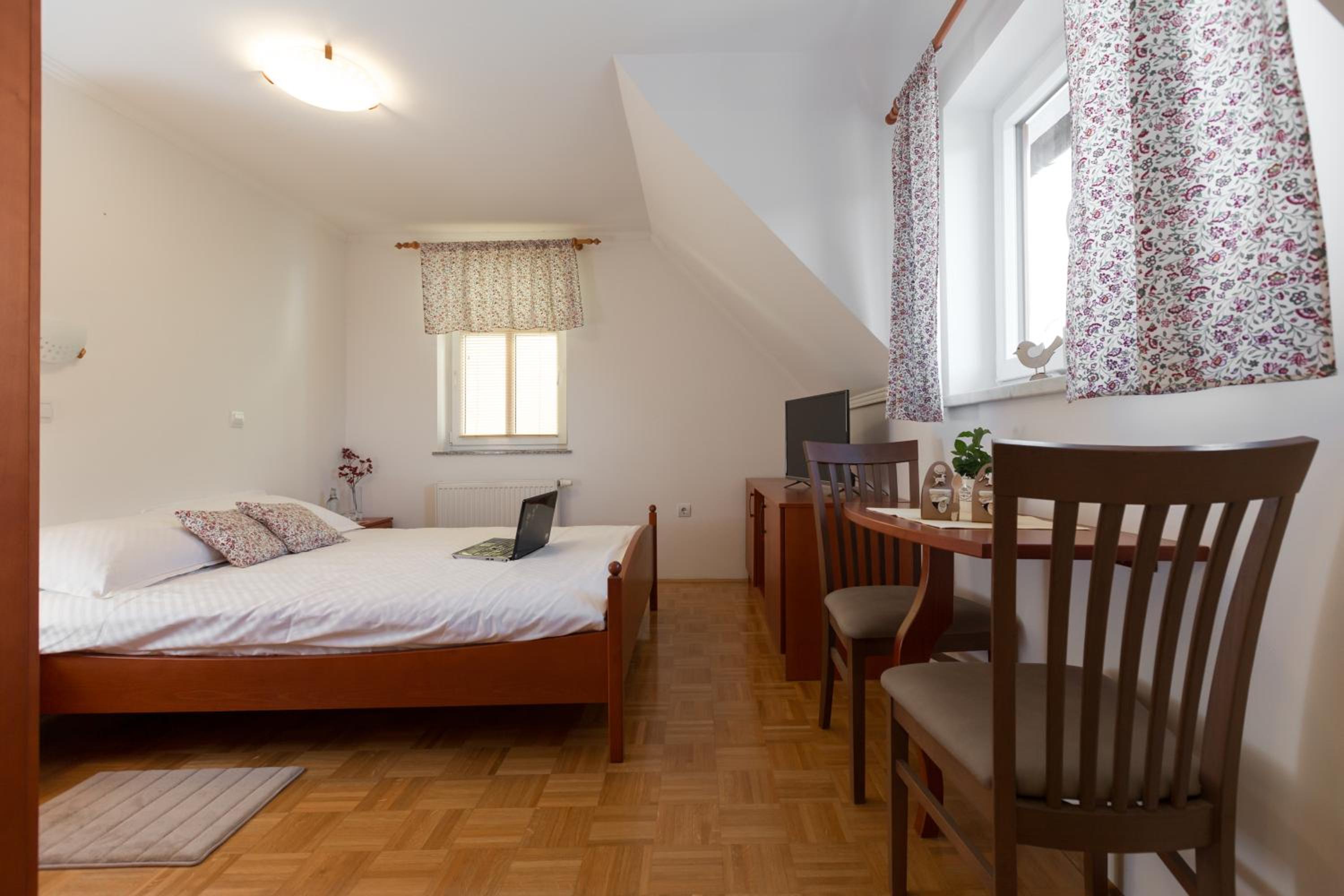 Double Room - Photo 3
