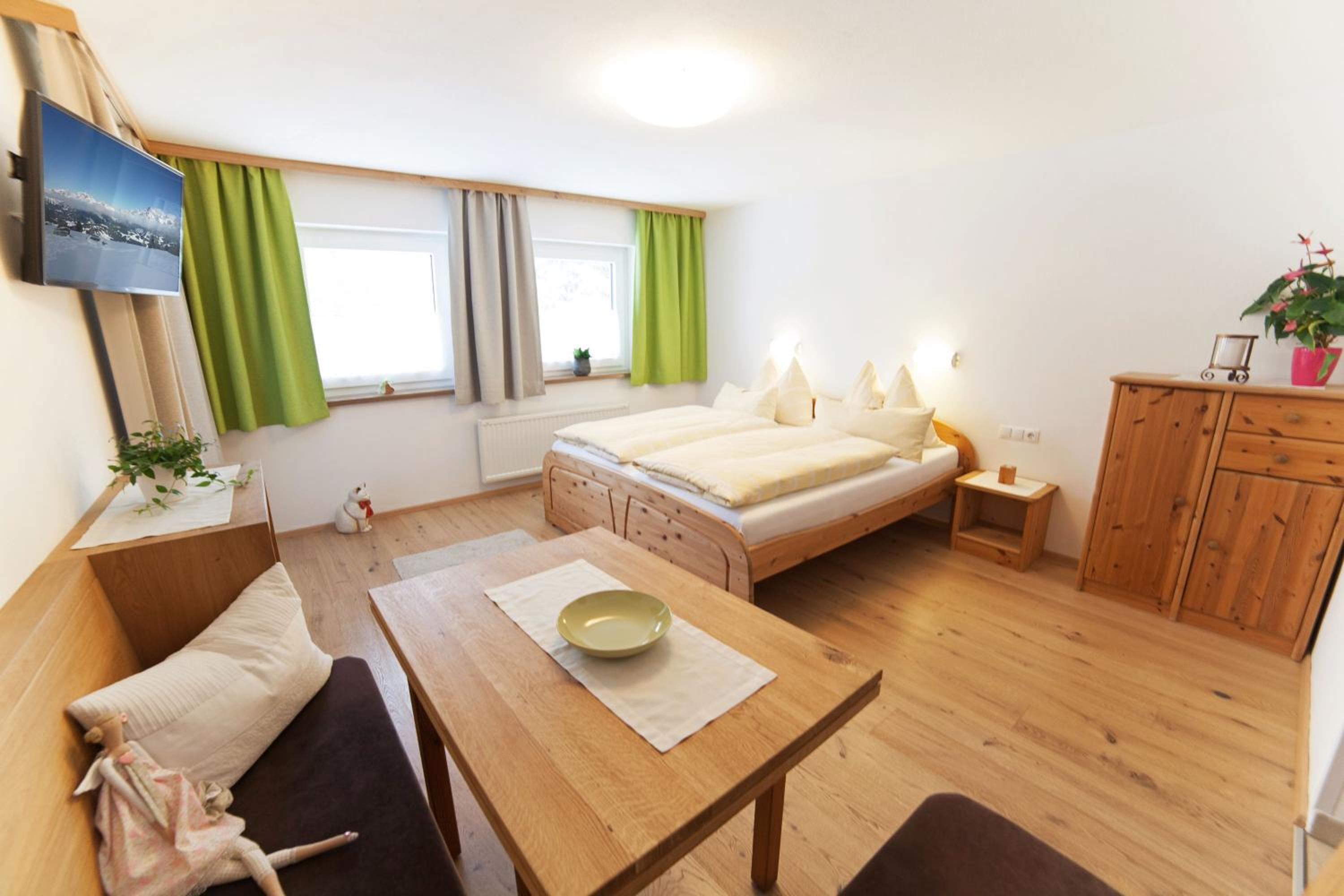 Family Room (2 Adults + 2 Children)