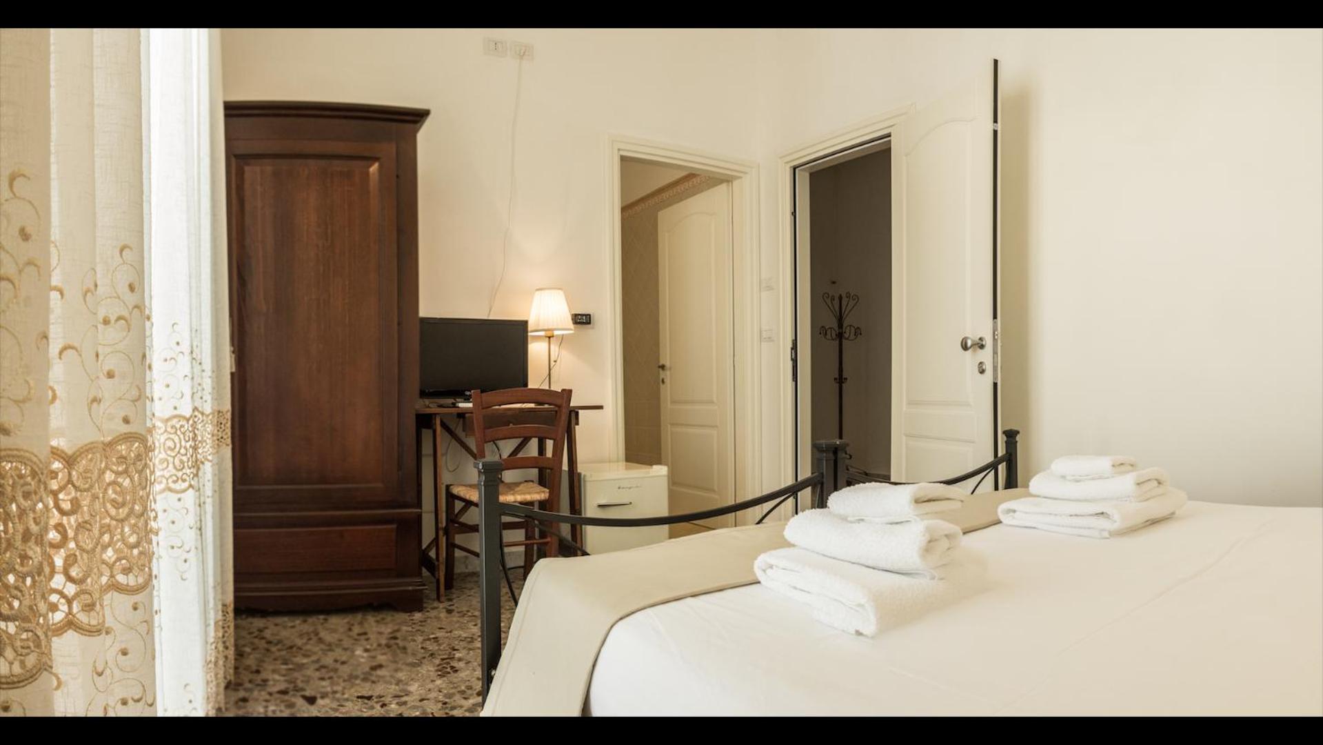 Double Room - Photo 7