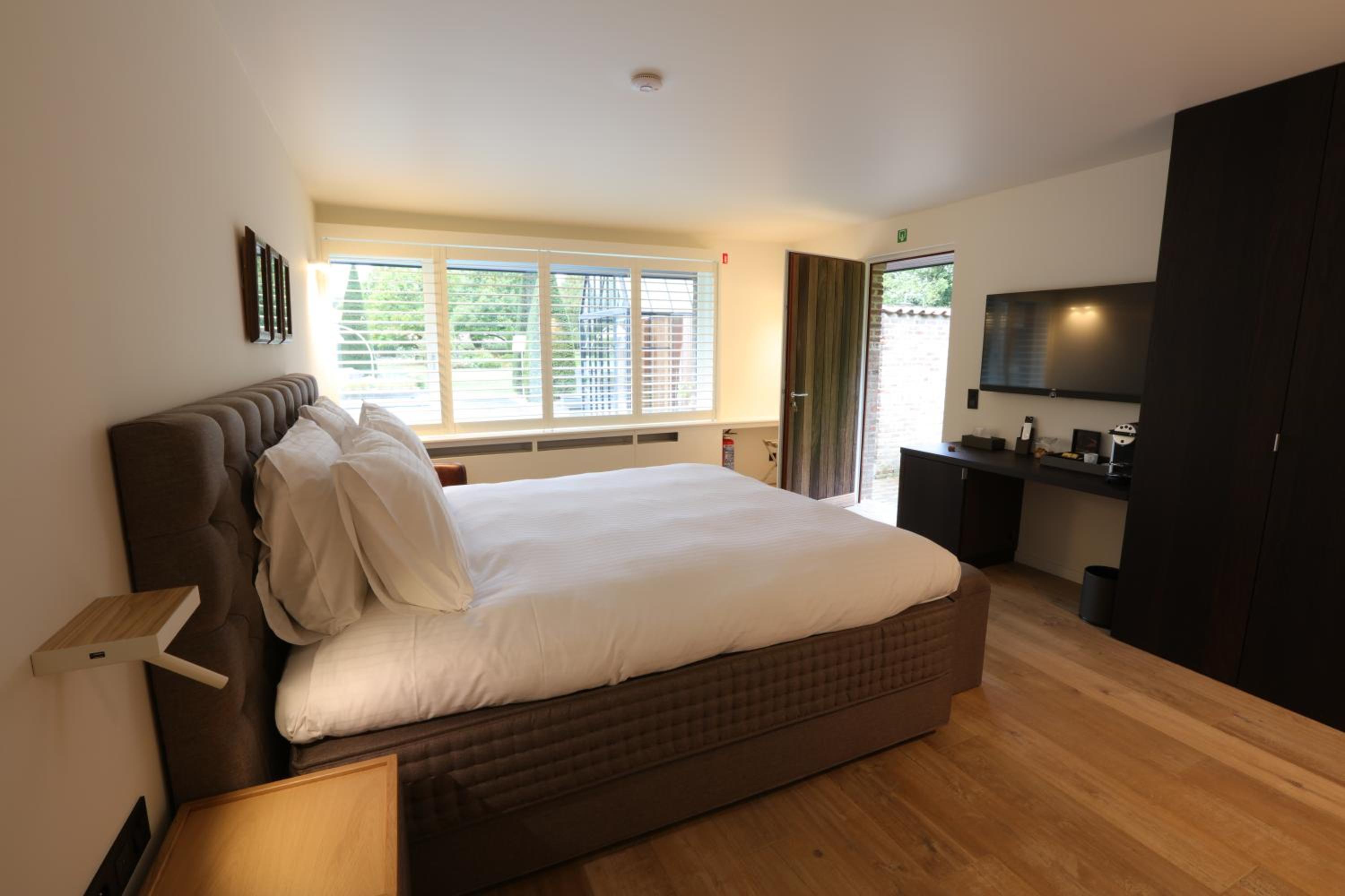 Deluxe King Room photo 1