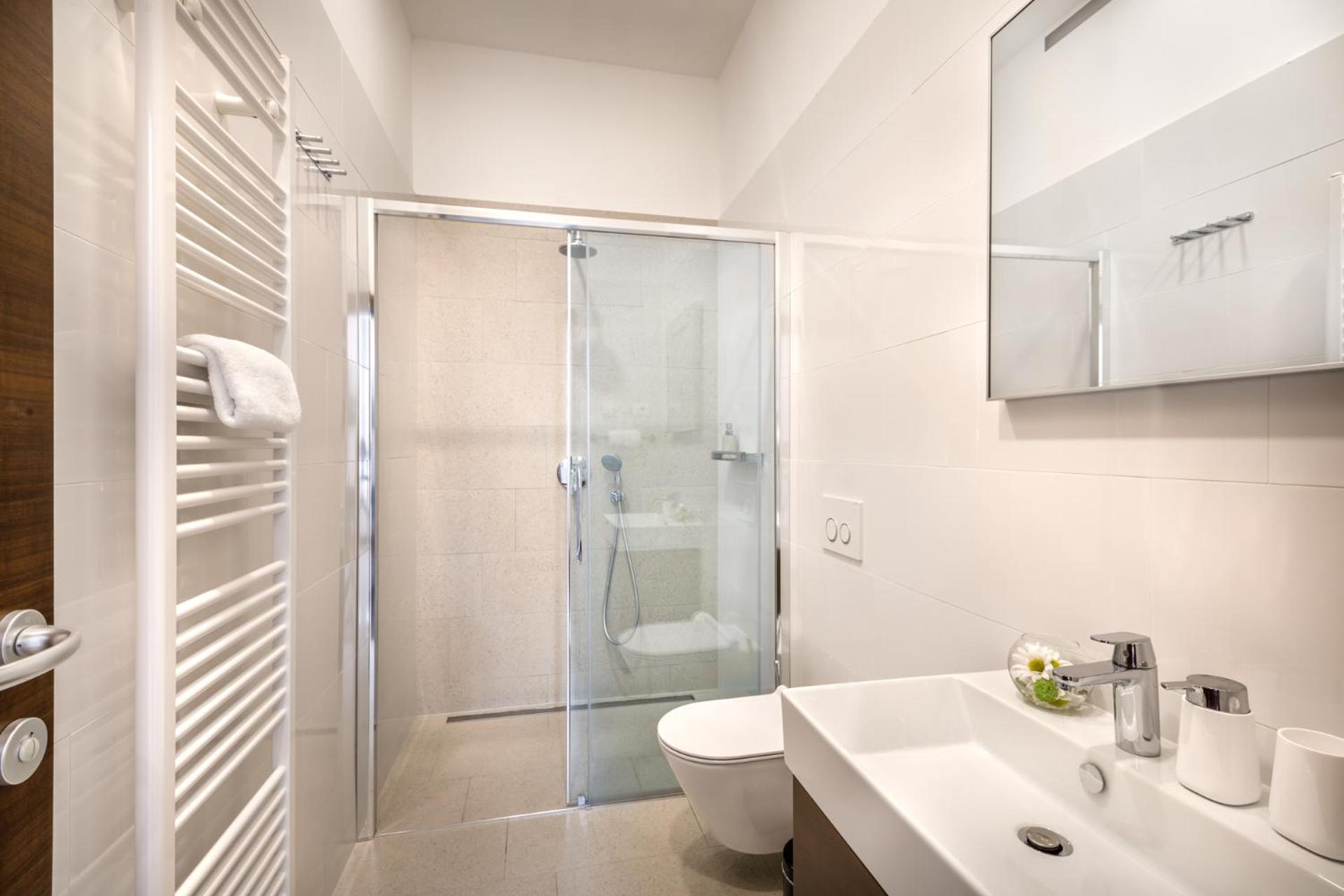 Two-Bedroom Apartment with Balcony - Photo 6