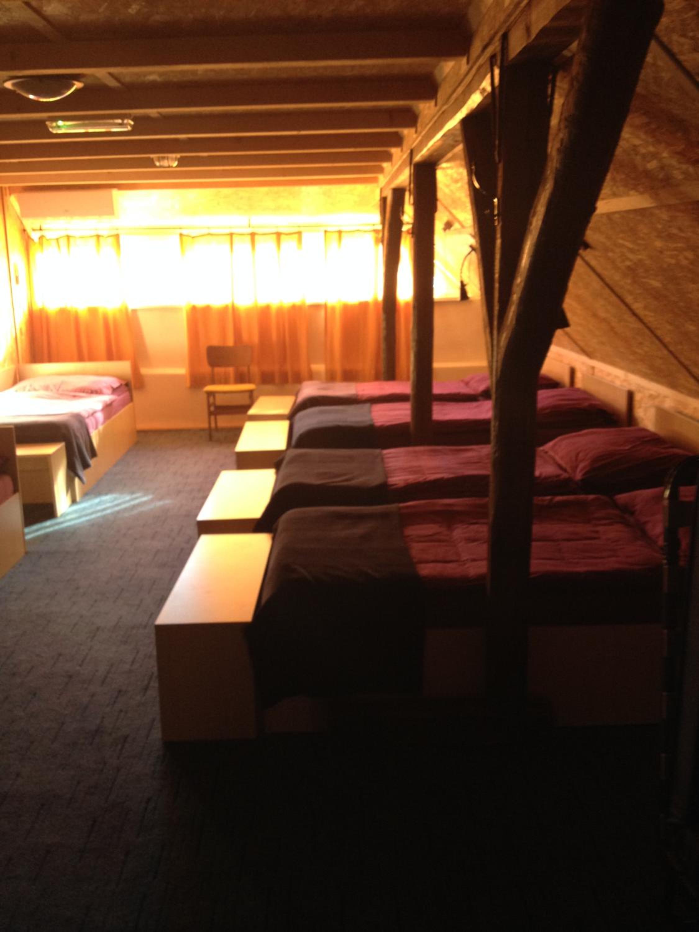 6-Bed Mixed Dormitory Room photo 2