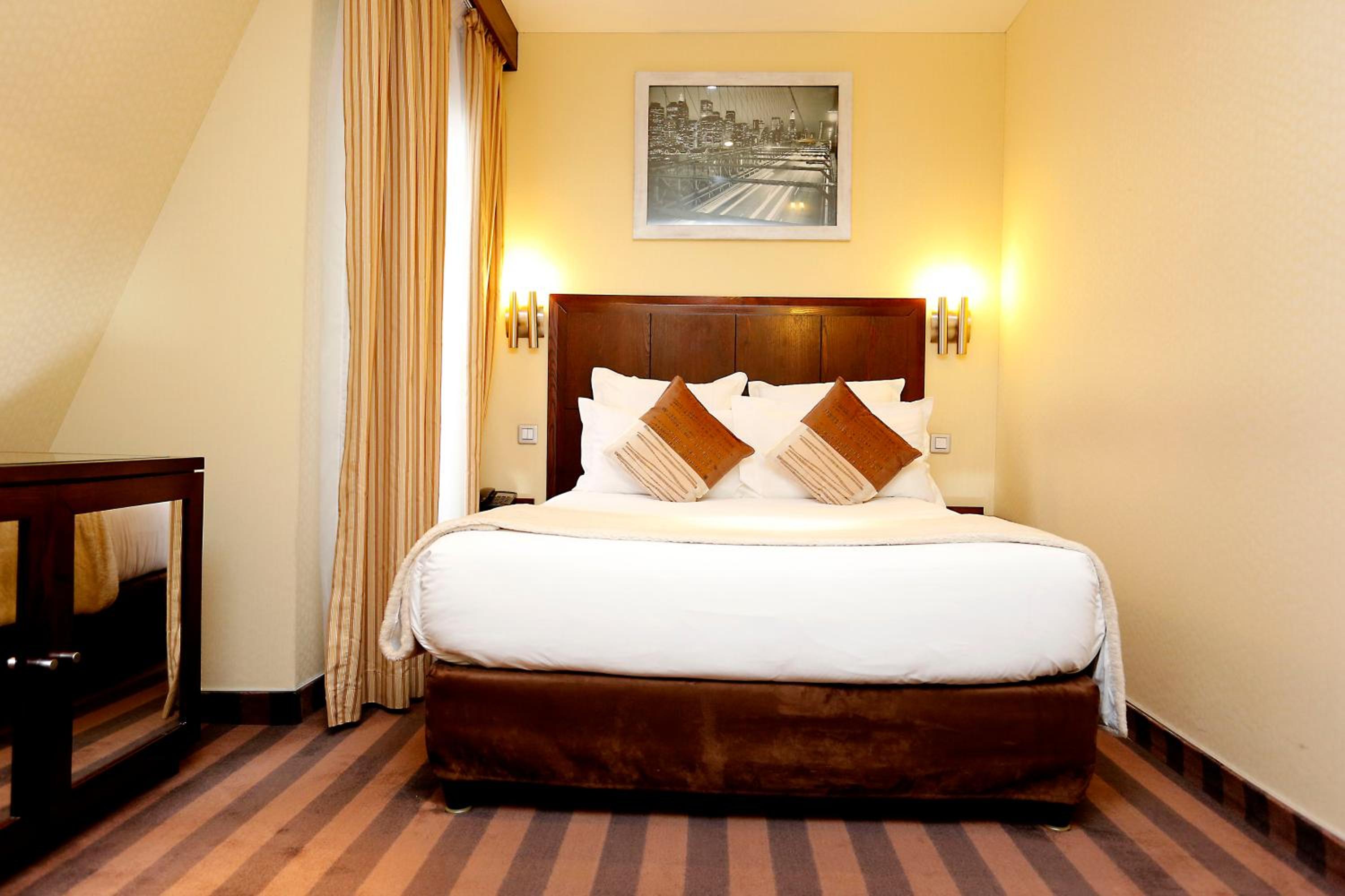 Executive Double Room thumbnail 6