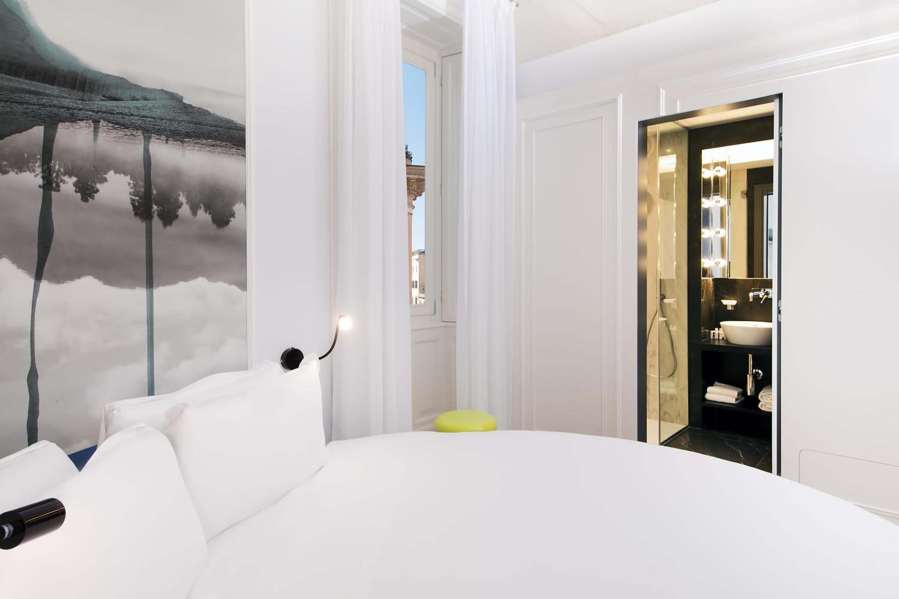 Deluxe King Room thumbnail 5