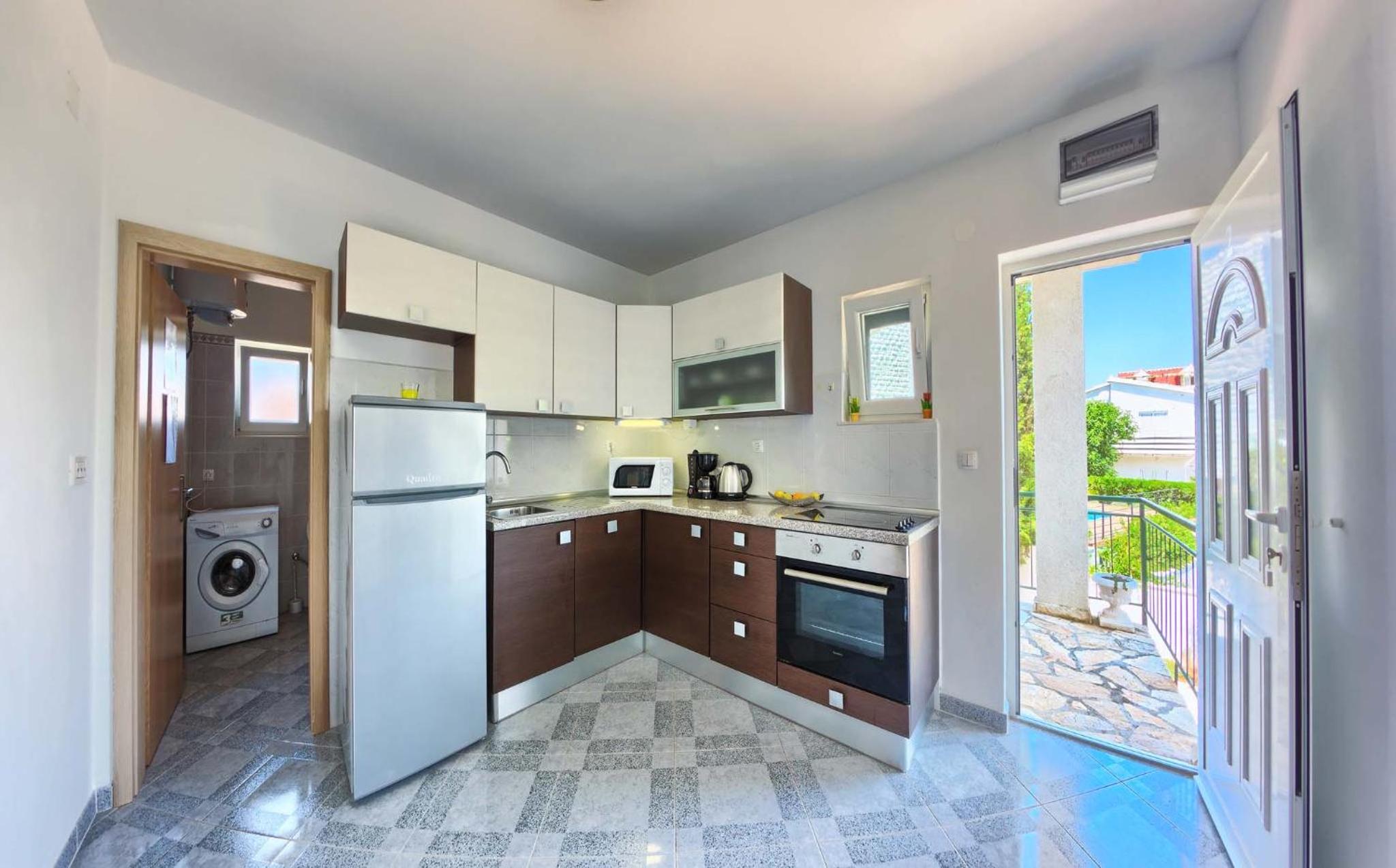 Comfort Two-Bedroom Apartment with Terrace and Garden View photo 2